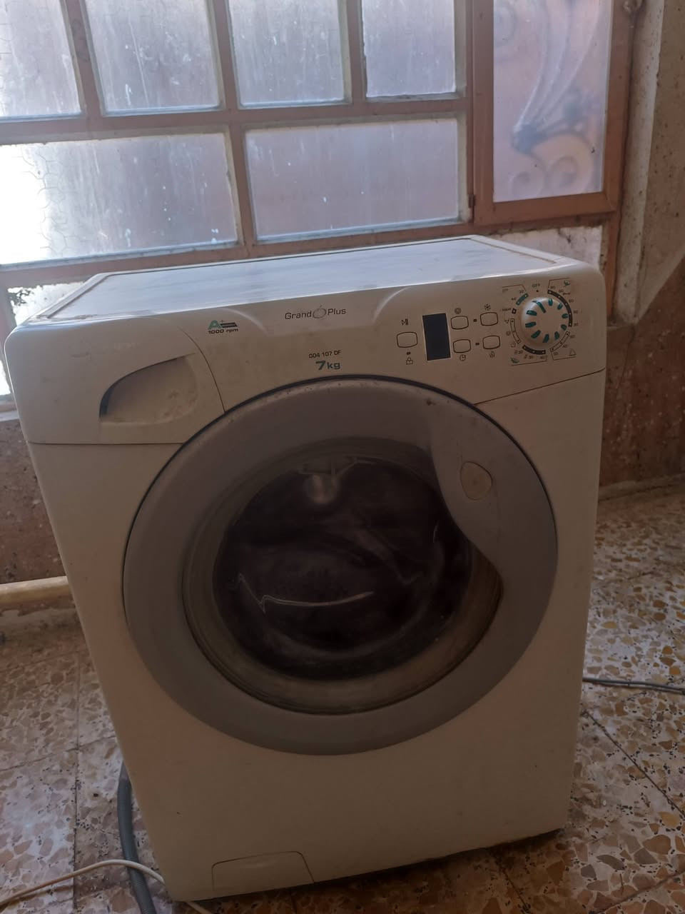 سلام عليكم  غساله كراند بلاس جديده اشتريناها قبل مده ومانعرف نشغلها للبيع مكان مشخاب ***********  اذا تعرفلها تجي تشغلها وتاخذه
