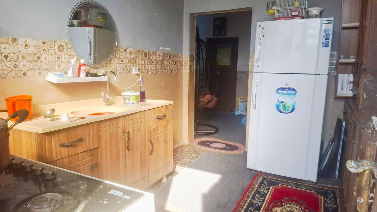 السلام عليكم من بعد رخصة الادمن بيت 100مربع 7.4*12 م يعني تقريبا مربعة الابعاد 
يحتوي على غرفة نوم 4*4 م وصاله 3*7 م مطبخ 3*4 م استقبال 4*5 م وصاله في الطابق الثاني 7*3 م البناء بلوك درجه اولى
اساس وسقف كونكريت 
الموقع  الحر الصغير حي الزهراء يبعد عن الامام الحسين عليه السلام 5 كيلومتر تقريبا
وعن الامام الحر(ع) ١ كيلومتر تقريبا 
الخدمات ماء مجاري كهرباء جيده
قريب ع مدارس والمستوصف الحر الصغير
اقرار قاضي 
السعر 80 بي مجال بسيط 
للتواصل ***********
