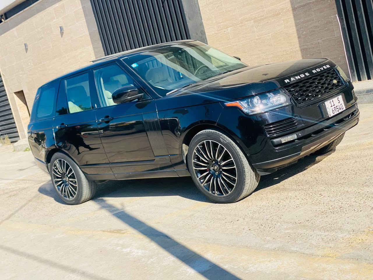 السلام عليكم بيع او مراوس
رانج روفر فوك موديل 2013 range rover vogue
ماشيا 97 الف كيلو حقيقي
 فول مواصفات 1/1
رانج روفر فوك 2013 
٤ابواب شفط و صندوك شفط و سحب
‏‎٤ كشن تبريد  تدفئة  
كشنات مساج
‏‎٥ كاميرا رادار شارع
‏‎محرك بدون سوبر بانزين 8 سلندر
‏‎پانوراما
‏‎ گاعيات  شركة 
السياره اربع قطع تخريب بس بدون حادث فقط رش
بدون دواخل
بدون ايرباك
السعر 255 وبيها مجال  

عنوانها بغداد 

للاستفسار الاتصال
***********
