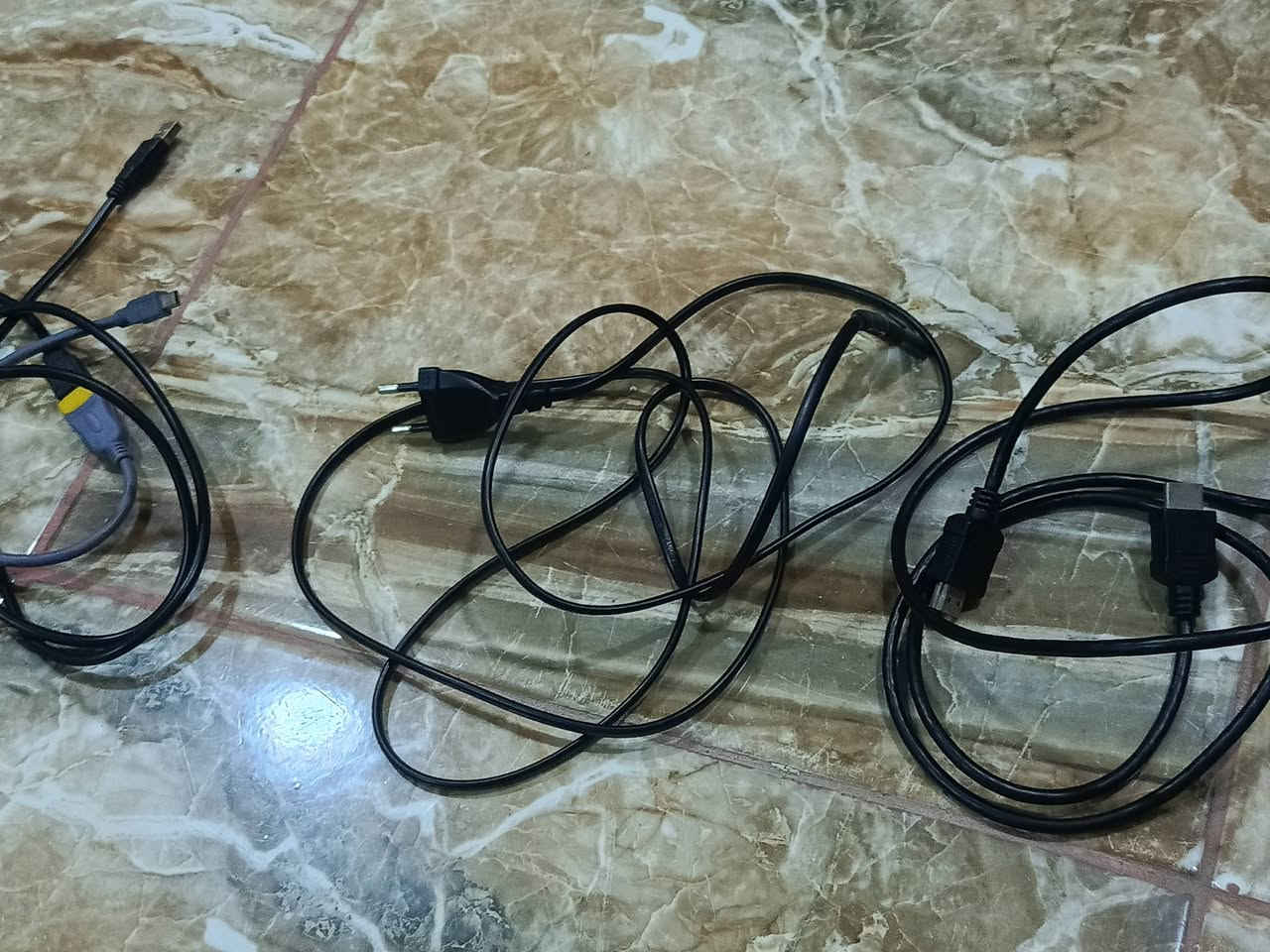 ابلي 3 سلم مهكر مستخدم نظيف للبيع معه كل ملحقاته 500 كيكا العاب سستم كامل +كارتون+ جوستكات عدد 2 مغلفات+كيبل شاحن العنوان كركوك الاستفسار على الرقم *********** موجود مازنجر
