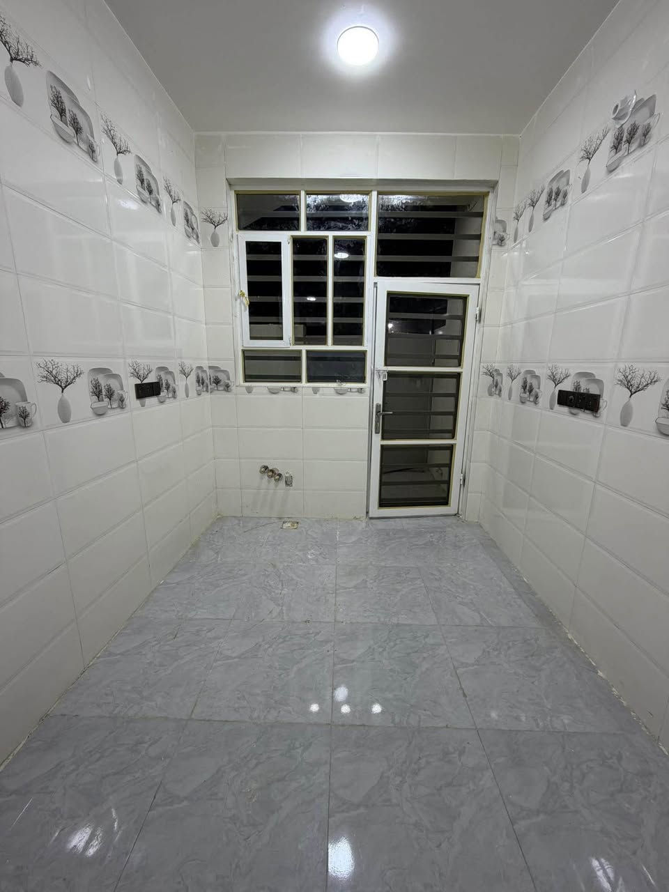 #دار_للايجار 👇👇غير مسكون سابقا

#الموقع // #حله_نادر_الثانيه 

#المساحه // 110 م

#مبلغ_الايجار // خاص

#التفاصيل ( استقبال + مطبخ + هول 

+ غرفة نوم + مجمع صحيات 2

+ منور عدد 2 + مخزن )

——————————

للاستفسار اكثر مراسلة الصفحة او الاتصال 

 #علاء_الغرباوي  📞 ***********

او مراجعه المكتب 🏠#مكتب_روعة_اللقاء_للعقار 🏠

               🏗️ #مــوقع_المكتب🏗️

{ بابل/ حله نادر الاولى شارع الخدمي قرب سكله صدام } حلة, بابل
