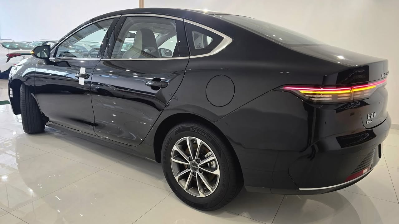 ‏🚘(BYD2025) ديسترويد
اسعار تنافسية وخيالية.  

⛔️ السيارة تعمل بنظامين الهايبرد HEV
⛔️ ونظام الالكترك بالكامل EV
⛔️ الشحنة الوحده للسيارة 55km
⛔️ اما بنظام الهايبرد1200km
⛔️لايت زنون LED 
⛔️ ناقل حركة أوتو 6 نمر
⛔️ محرك 1500 سي سي  
⛔️تشغيل السيارة بصمة + كارت 
⛔️ قطعتين تبريد
⛔️الدواخل مطعمة  ألمنيوم
⛔️ عداد شاشة دشبول  
⛔️شاشة Apple Car play
⛔️  كاميرا دوارة
⛔️بك لايت LED
⛔️اريل نفكيشن 
⛔️هاند بريك بصمه 
⛔️ مقود جلد حياكة 
⛔️حساس خلفي 
‏⛔️ AIR BAH للوسائد الهوائية 
⛔️ المقاعد جلد بطابع الرياضي
⛔️ اللون أسود 
⛔️  تتسع المقصورة ل 5 ركاب
⛔️ المودات والأوامر الصوتية
⛔️  فحص أنظمة السيارة 
⛔️  حساسات ضغط اطارات 
‏⛔️ Bluetooth 
⛔️ شاحن وايرليس 
⛔️حاملات الاكواب 
‏⛔️   ABS 
‏⛔️   ISO Fex  ايزو فكس
⛔️  نظام مانع الانزلاق
⛔️  اشارة في المرايا الجانبية
⛔️  مخرج منفذ الطاقة

للا استفسار  اتصل*********** اتصال او واتساب
 متوفر 3الوان   وهديه وياهن +بدون دلاليه
