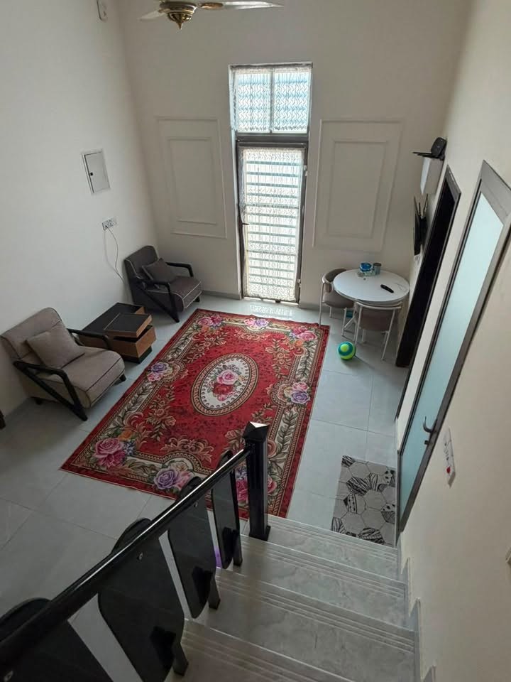 🏡 بيت للبيع طابقين ونصف مع الأثاث – فرصة مميزة
📍 الموقع:
التنومة – كوت الجوع – شارع النمر – قريب جداً من الجسر الإيطالي.

📑 نوع السند:
طابو زراعي (23) وقابل للتحويل إلى (25).

📐 المساحة:

* المساحة الكلية: 150 م²
* مساحة البناء: 130 م²

🏠 تفاصيل البيت:

الطابق الأول (بناء بلوك):

* صالة
* غرفة استقبال
* مطبخ
* غرفة نوم
* صحيات

الطابق الثاني (ثرمستون):

* غرفتين نوم
* صالة كبيرة

*نصف طابق توجد فيه غرفة لوندري 

🛋️ البيت يُباع مع الأثاث ويشمل:

* 5  سبالت جديدة غير مستخدمة عدد
* كاونتر مطبخ تركي خشب، بلغت تكلفة الكاونتر وحده 70 ورقة.
* بردات في الصالة والاستقبال وجميع الغرف.
* سخان گيزر.
* ماطور.
* تانكيان للماء (واحدة للماء الحلو، والثانية لماء الإسالة).
. كاميرات
.مغاسل
✨ مميزات إضافية:

* سيراميك حديث بجودة عالية.
* محجر كوارتز جام.
* ديكورات فوم في جميع أنحاء المنزل.
* موقع هادئ وقريب من الخدمات والجسر الإيطالي.

السعر ١٨٥ قابل للتفاوض

📞 للاستفسار واتساب فقط ***********

