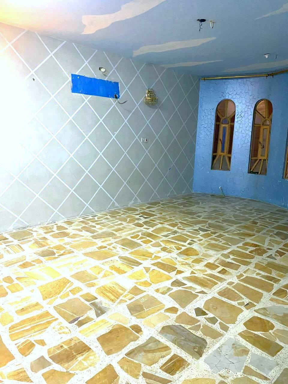 السلام عليكم شقه طابق اول نظيفه للايجار في نظران قرب گازينو لبنان مساحتها 180 م غرفتين واستقبال ومطبخ وحمام وسطح كبير الشقه جاهزه للسكن وفيها تانكي وكيزر وخط مولد وماطور جاهزه من كلشي للتواصل مع صاحب الشقه هذا رقمه ***********

