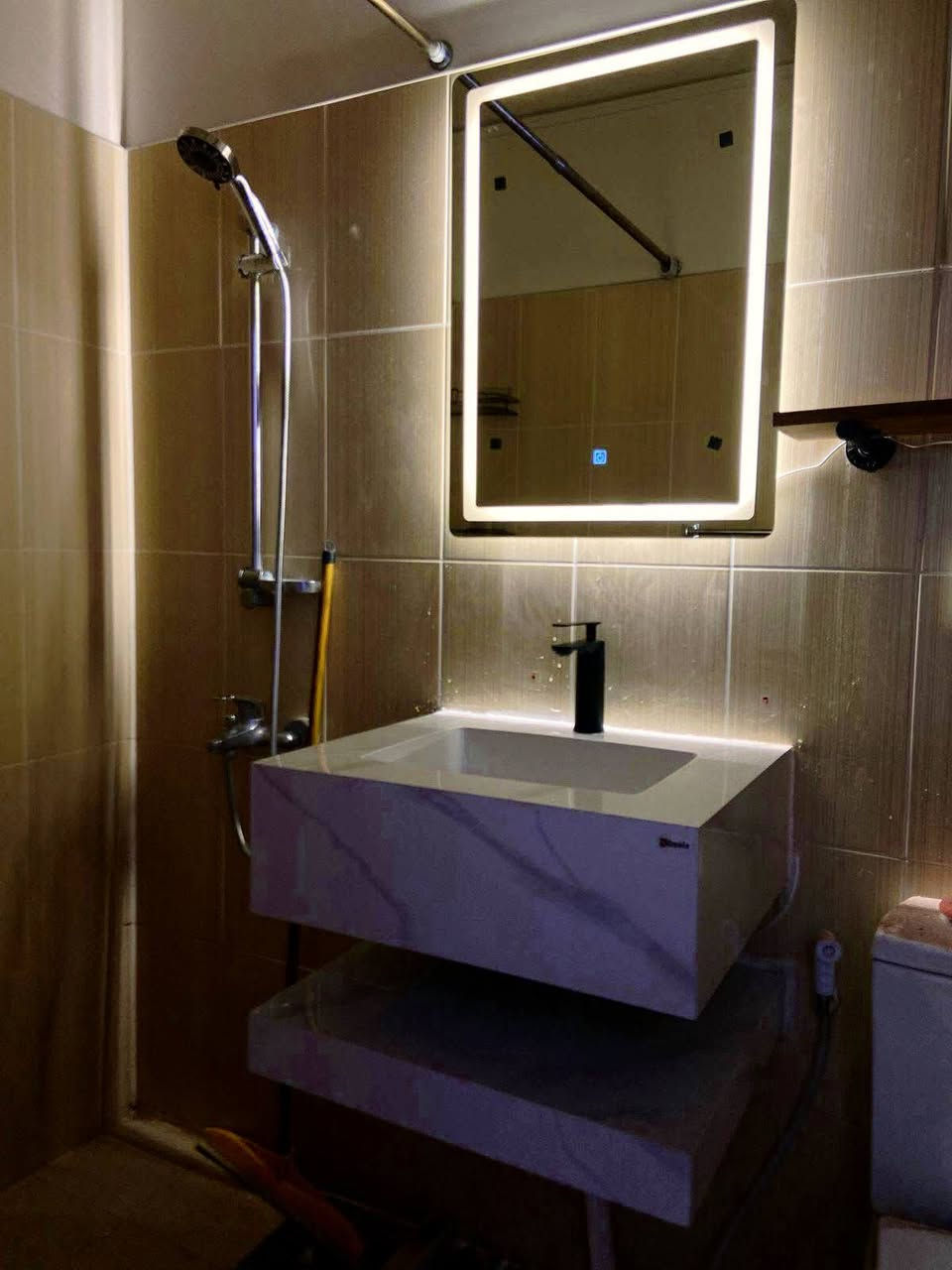 يوجد لدينا كادر كامل 
1_ فتح وشد وصيانه السبالت 
2_صيانه وتبديل سخانات
3_ كل أنواع الديكورات 
4_ شد كاميرات 
5_ صيانه صحيات
6_صبغ شقق
7 _إضافات نقط كهرباء وكل ما تحتاجه الشقه 
8_ كيلون باب وقفل قاصه وكل غراض بسمايه الأصليه  
9_ فتح وشد الكاونترات وصيانه 
رقم ***********
