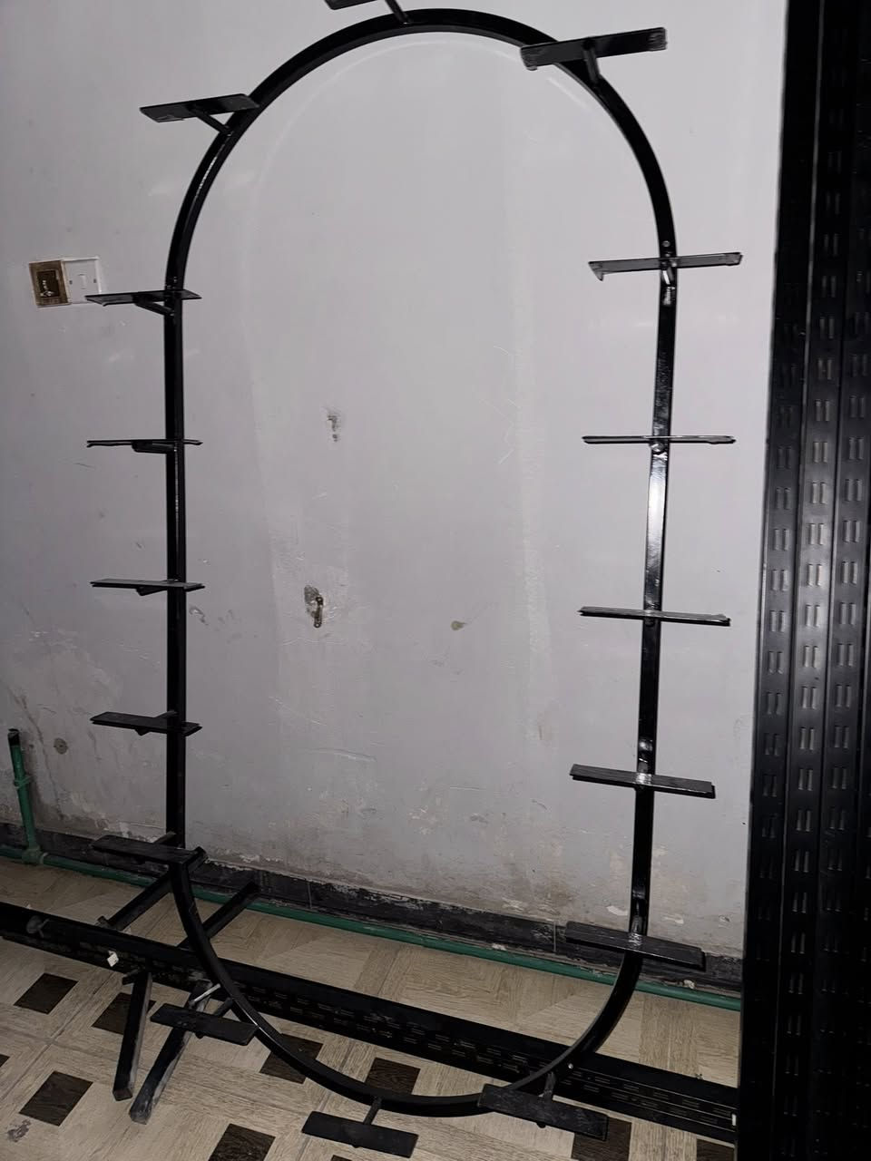 ستانات احذيه عدد 5 زاىد 50 حمالات وستاند شكل داىري عدد واحد رقم *********** بصره
