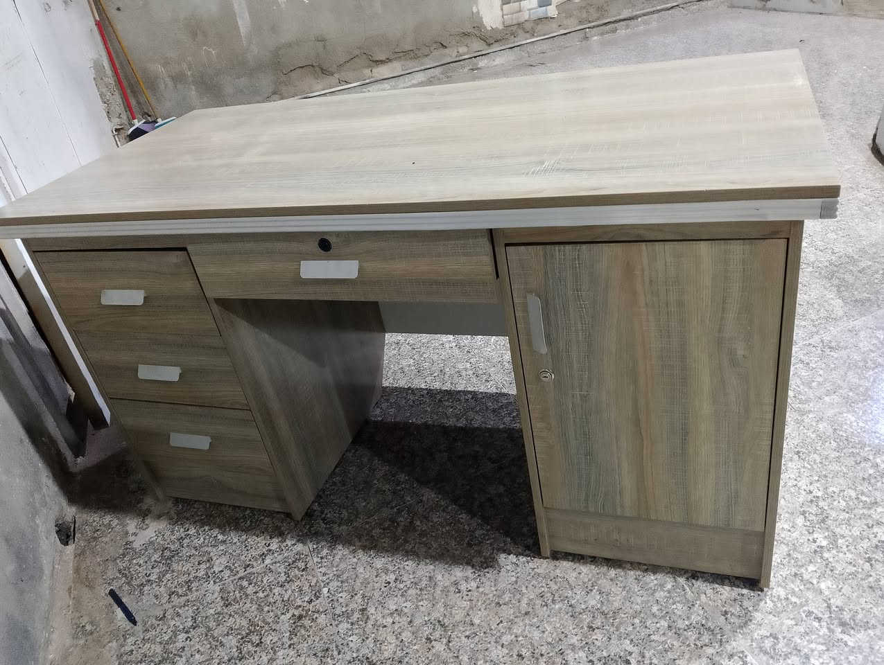 لوكر جديد وميز مكتب جدد البيع ستعمال شهرين البيع
***********

