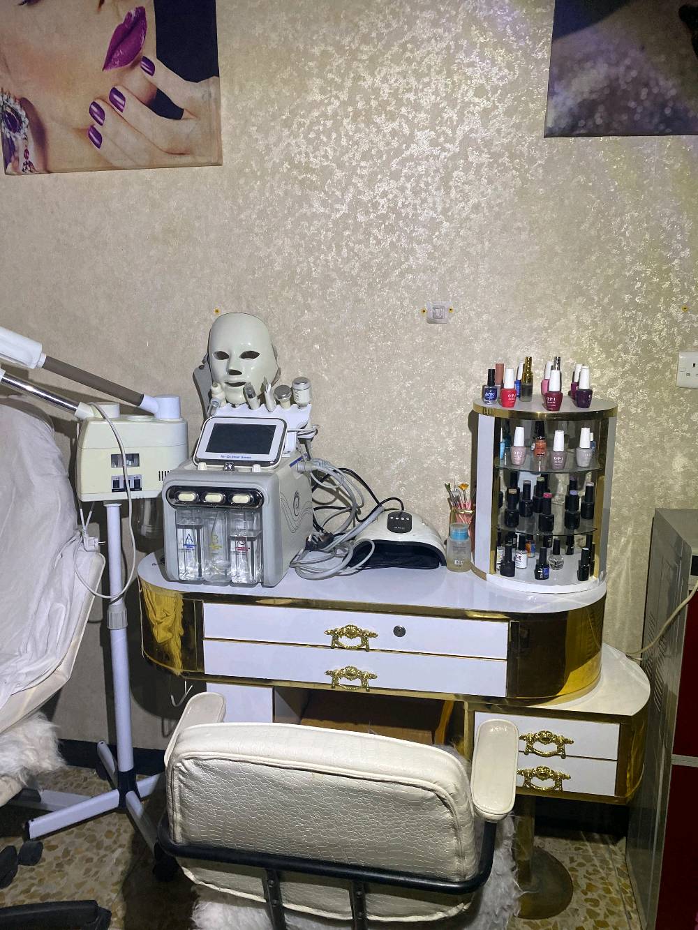 💇‍♀️ للبيع صالون مع جميع أغراضه

📍 الموقع: النجف – بداية حي ميسان، قرب أسواق دينار ودينارين، داخل مجمع الرحمن التجاري.

✨ اسم الصالون: نازك بيوتي.

💰 السعر: 6 ملايين دينار، وقابل للتفاوض بحدود المعقول.

للاستفسار والمعاينة، راسلني على الخاص.