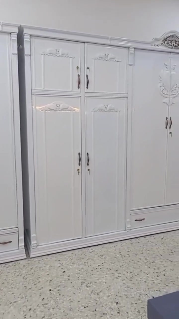 السلام عليكم غرفه نوم جديده ما مستخدمه احطاطه درجه اولى صبغ حراري أبيض الشراي يتفظل خاص العنوان أبو غريب قرب النفق للتواصل على هذا الرقم بي واتساب ***********
