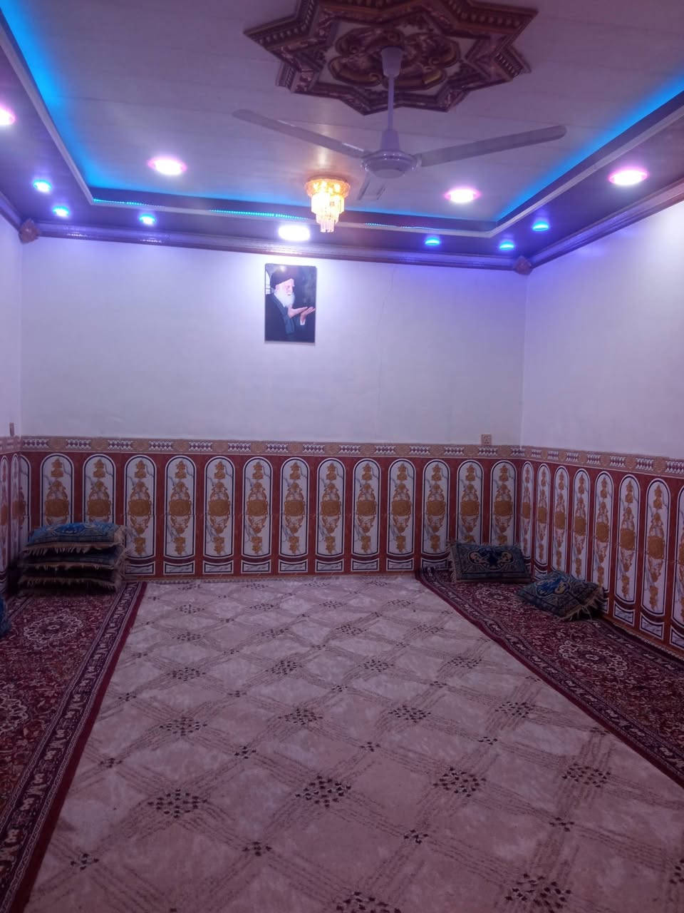 بيت للبيع شارع المطار مقابيل اللادار بشارع الفرن مال الصمون بركات الزهراء  200 متر يحتوي على  غرفتين وصاله واستقبال ومطبخ صحيات اثنين خارجيه وداخليه  ***********
