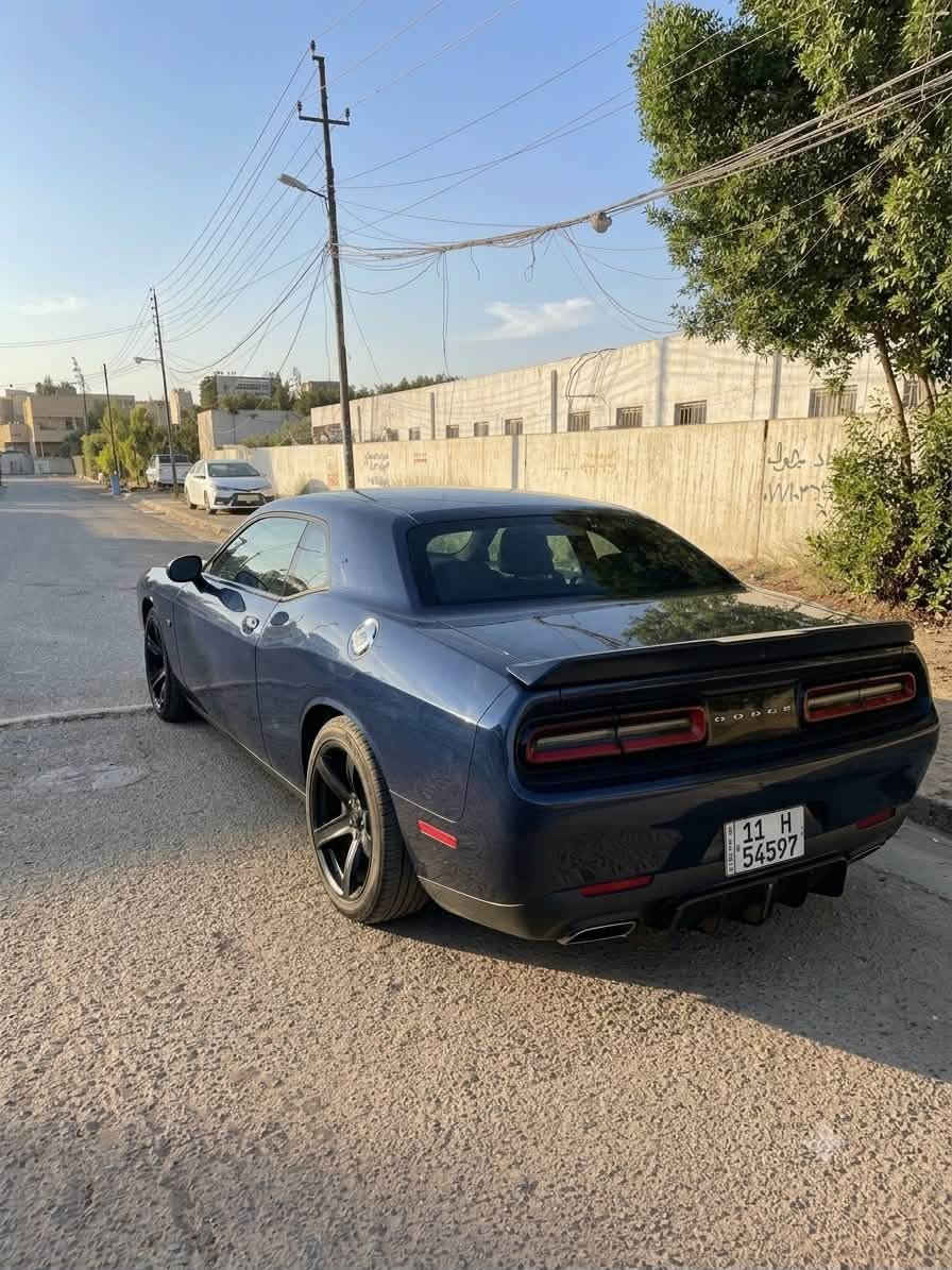 دوج جالنجر 2017 SXT 

 اللون الخارجي: نيلي مميز (Indigo Blue)
 المحرك: 6 سلندر، بسعة 3.6 لتر (Pentastar V6) اقتصادي وقوي (305 حصان)
 الكير: أوتوماتيك 8 سرعات (تبديل ناعم ورياضي)
 اللوحة:  الرقم الجديد بغداد

الحادث/  بنيد وجاملغ

تبريد ثلج بشرط
المواصفات 
رادار جانبي
رادار خلفي
ويل رياضي  20
شاشه و كامره دواره
كاربلي
اندرويد اوتو
بيرفورمنس بيج لعرض جميع قدرات السياره
شفتات ستيرن
كشنات حضن رياضي
كشن سائق كهرباء 
دكمه سبورت

مكان السيارك بغداد السيدية

للاستفسار اتصل
***********
