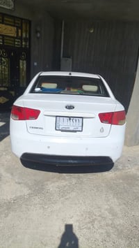 من رخصة الادمن المحترم سيراتو موديل 2012 خليجي لون ابيض محرك 1600 بيها...