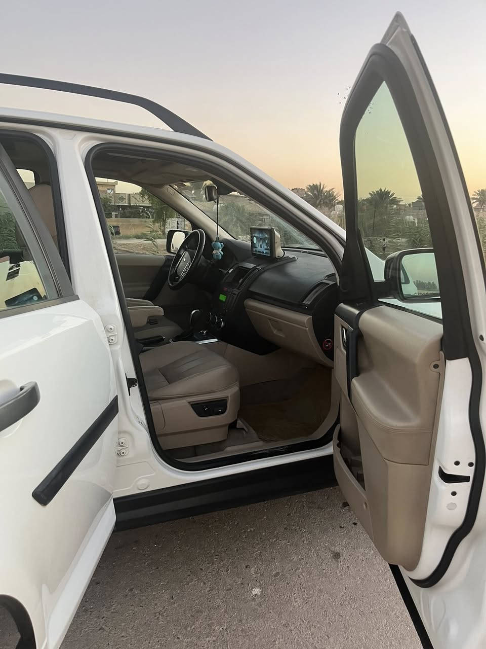 للبيع او المراوسه 

لاندروفر دسكفري موديل 2012
وارد خليجي وكاله سردار للسيارات 
لون ابيض رقم بغداد الجديد باسمي السياره 
مواصفات معروفه 
بصمه
كراسي كهرباء 
كشنات جلد لون بيجي 
فتحه سقف 
ويل كب 
مراه شفط
كامره خلفيه
مودات قياده 
دفع رباعي 
حساسات خلفيه 
سنتر لوك 
تبريد / تدفئة 
فتح الصندوك بالبصمه 
نظام حمايه وصفارات
مثبت سرعه
10ايرباكات
محرك 6سلندر تنفس طبيعي 
السياره جديده بمعنى الكلمة
ماشيه107 الف كيلومتر قابل للزياده 
السياره مكفوله كفاله عامه من محرك وكير وكشر 
ما عدا صبغ كلش قليل بباب خلف الراكب والجاملغ الأمامي من نفس الجهة و بارد بالجاملغ مال السايق
سونار مرفق مع الصور…
السعر 115 او المراوسه 
مكاني بغداد بسمايه 
هـ/***********
