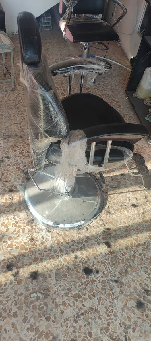 بسم النبي الاكرم 
محل كامل للبيع يحتوي على مرايات ٣ وفاترينة ورفوف بلحايط عدد ٦ وشاشة بيها خط ومبردة جديدة قبل شهر اخذتها ولوكر غراض 
معا كراسي ثنين شغلات من ونضيفات معا جلسة قنفة ومشر خاوليات و مغسلة وستاند تعليك وزرات وبنكة 
كلهم  اببعهم طالع من المحل وجاهز خوان بدون غراض ميكنة ولنشاطة وغيرهم ذني مالاتي فقط الاثاث 
*********** 
سعرهم ٧٥٠ الف 
الكمالبة شارع الاصفر

