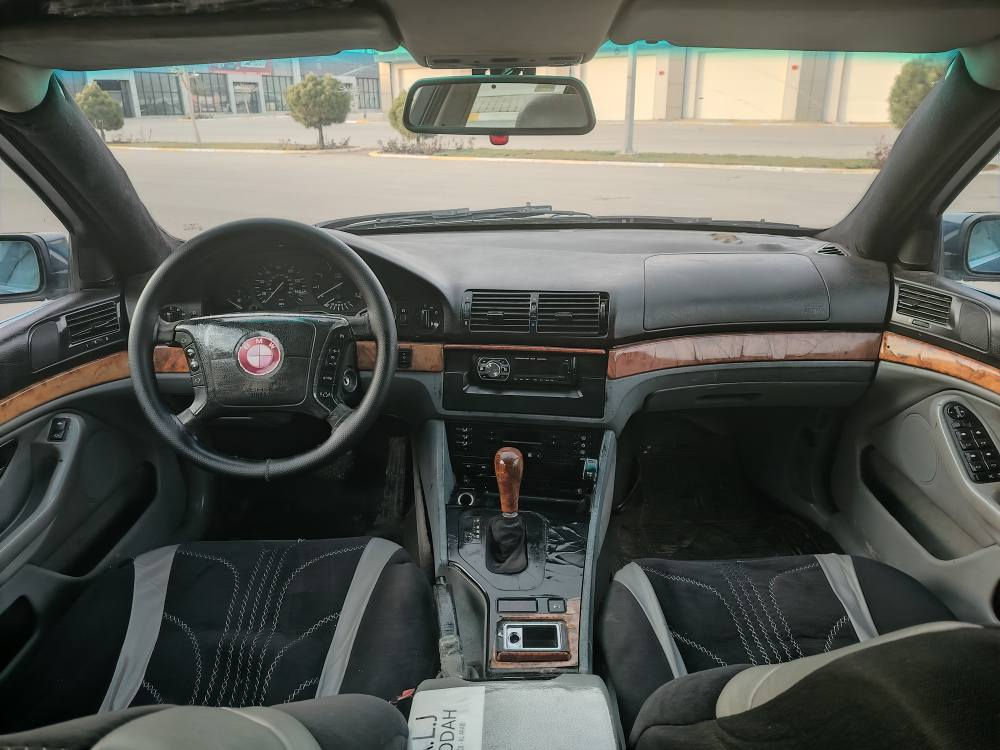 سةرةتا بةناوي خودا 
بيئيم سةقةر ٥٢٥ 
مەنەفێسی اسڵی لەگەڵدایە
دةبل ديجيتال 
مۆدێل ۲۰۰۱
٣گير 
توماتيك
عادي
سپورت
كوشن جلد 
سوكان ڤوليوم 
تةبريد لةمس 
فورميكا 
تەحدید سرعە
٤ تایەو ویلی تازەی لەژێرە
بي دةعم وليدراوي 
گيرومةكينةو ئةكسلي بةشةرت 
بي تةقةورةقة 
بەگشتی فولە بەس سڵاید نیە
سعر ٣٨گةلاو مةعامةلة 
٠٧٧۱ ۹۹۰۱٨۷٨=== ۰۷۷۰۲۲۱۲٥۰٦ السليمانية, العراق
