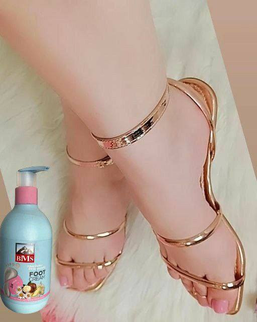 #معالج للقدم واليدين 
✨ ودّعي تشققات القدم… ورحّبي بنعومة ولمعان من أول استخدام! ✨
كريم القدم BMS Foot Cream هو الحل المثالي لكل من تعاني من جفاف وتشقق الكعبين. تركيبته الغنية بالمكونات الطبيعية تعمل على ترطيب عميق وإصلاح الجلد المتشقق، ليمنحك قدمين ناعمتين، صحيّتين ولامعتين.
🌿 ليش تختارين BMS؟
يعالج تشققات الكعبين بفعالية
يمنح ترطيب يدوم حتى 24 ساعة
ينعّم الجلد الخشن ويعيد له مرونته
مناسب للاستخدام اليومي
قوام خفيف وسريع الامتصاص بدون إحساس دهني
👣 النتيجة؟
قبل الاستعمال: قدم باهتة، جافة ومتشققة
بعد الاستعمال: قدم ناعمة، مشرقة وصحية ✨
💙 لأن قدميكِ تستحقان العناية…
BMS Foot Cream خياركِ الأمثل لجمال وراحة تدوم

السعر 14
#توصيل_جميع_المحافظات4


**إذا كنت صاحب هذا الإعلان وتريد حذفه لأي سبب، رجاءا أرسل رسالة إلى الدعم الفني**