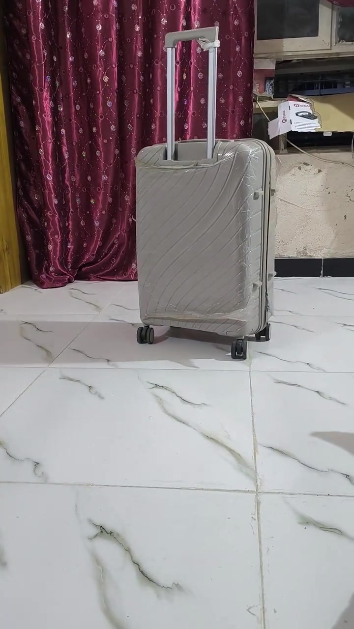 السلام عليكم للبيع جنطة مسافر ام الرمز السري بعدهي بنايلون مالتها مثل ماموضح كدامكم بعدهي جديده الحجم ارتفاع 70 وعرض 50 والسمك 30، وتشيل وزن تقريباً 20 كيلو السعر 60 وبيها مجال مكاني نجف ابوصخير للاستفسار ***********
