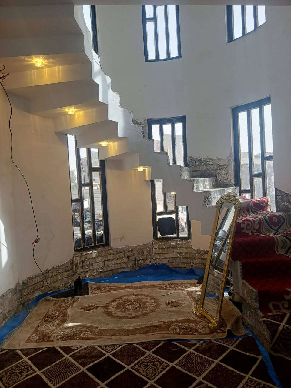 سلام عليكم بيت للبيع خلف سق الفلوجه
مساحه 375متر يتكون من 2غرف 5×4
وصاله 7.5×5استقبال 8×4,5ومطبخ 5×5
منور 3×2ومنور 2×1صحيات1,5×1,5وصاله اخىرا5×3,7
حمام 2×2بيتونه 7,5×5
جنس لارض زراعي 
ويا لاثاث ومولد 2بستم
***********
