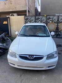 فيرنا 2012 سياره حلوه مكينه وكير كفاله بيها قطع صبغ أبيع حزام وبيها طخ...