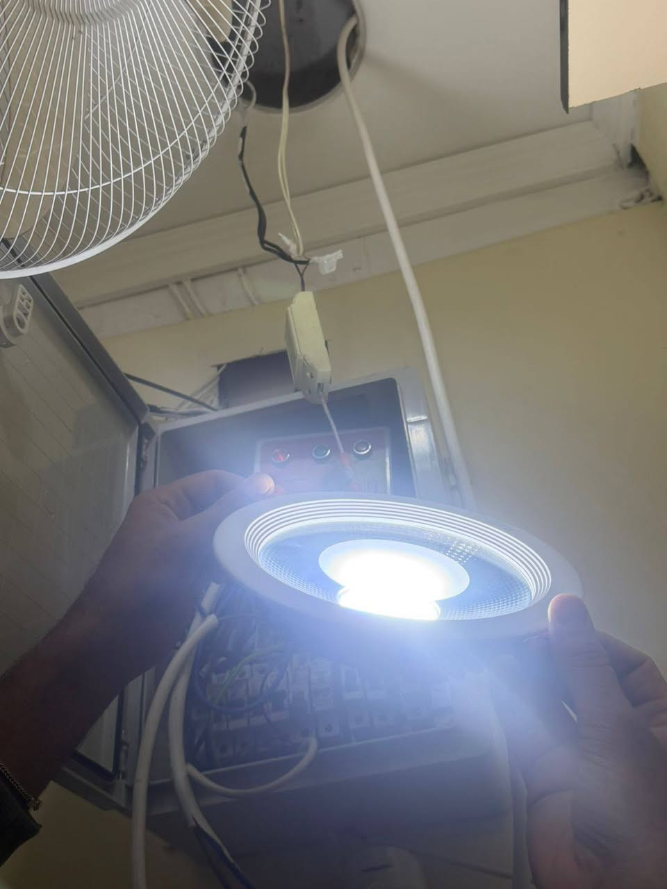 سلام عليكم 
كبير
34 ابيض
18 اصفر
—- 
23  صغير اصفر
36 صغير  ابيض 
بس ينشد بالكهرباء كاملات هنه و محولات
للاستفسار واتس ***********
