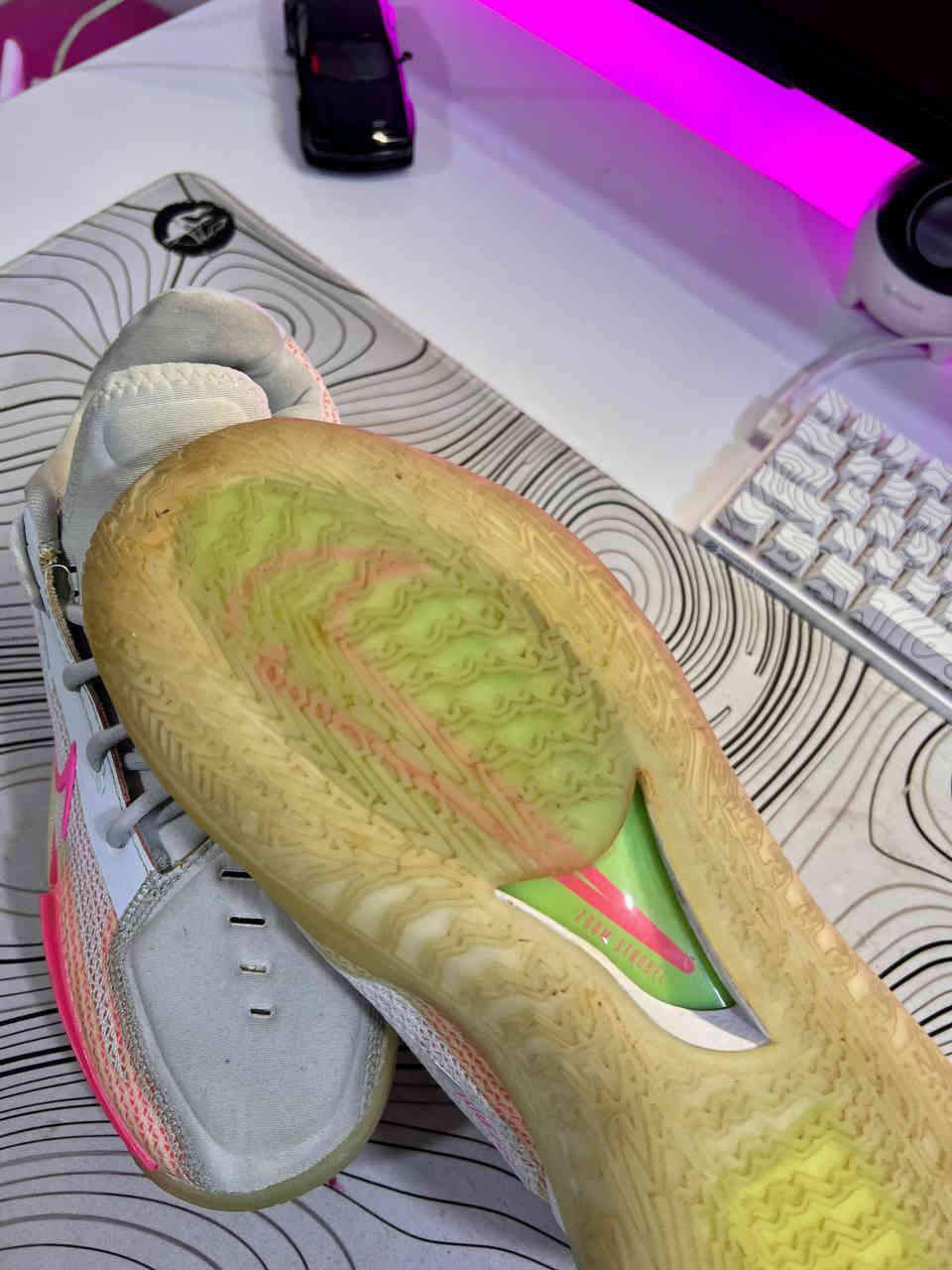 سلام عليكم نايك زوم اصلي  ڤيتنامي شرط ادك الباركود يطلعلك بلموقع ونفس القطعه نضافة مية بل مية وكاله اذا مو وكاله مرجوع يجي بي فتحات تهويه والطركه تجي جلاتين مناسب للصلات للجم قياس 43 طول قدم 27.5 ميلبس أكثر 
###القطعه مستخدمه نضافتهة مية بل مية زلغة مابيهة 
السعر 30 آلف قفل مع توصيل تصير 35 رجائاً 💜💜
عندي مشكله بل خاص راسلني واتساب او علق وأني اطبلك ***********
