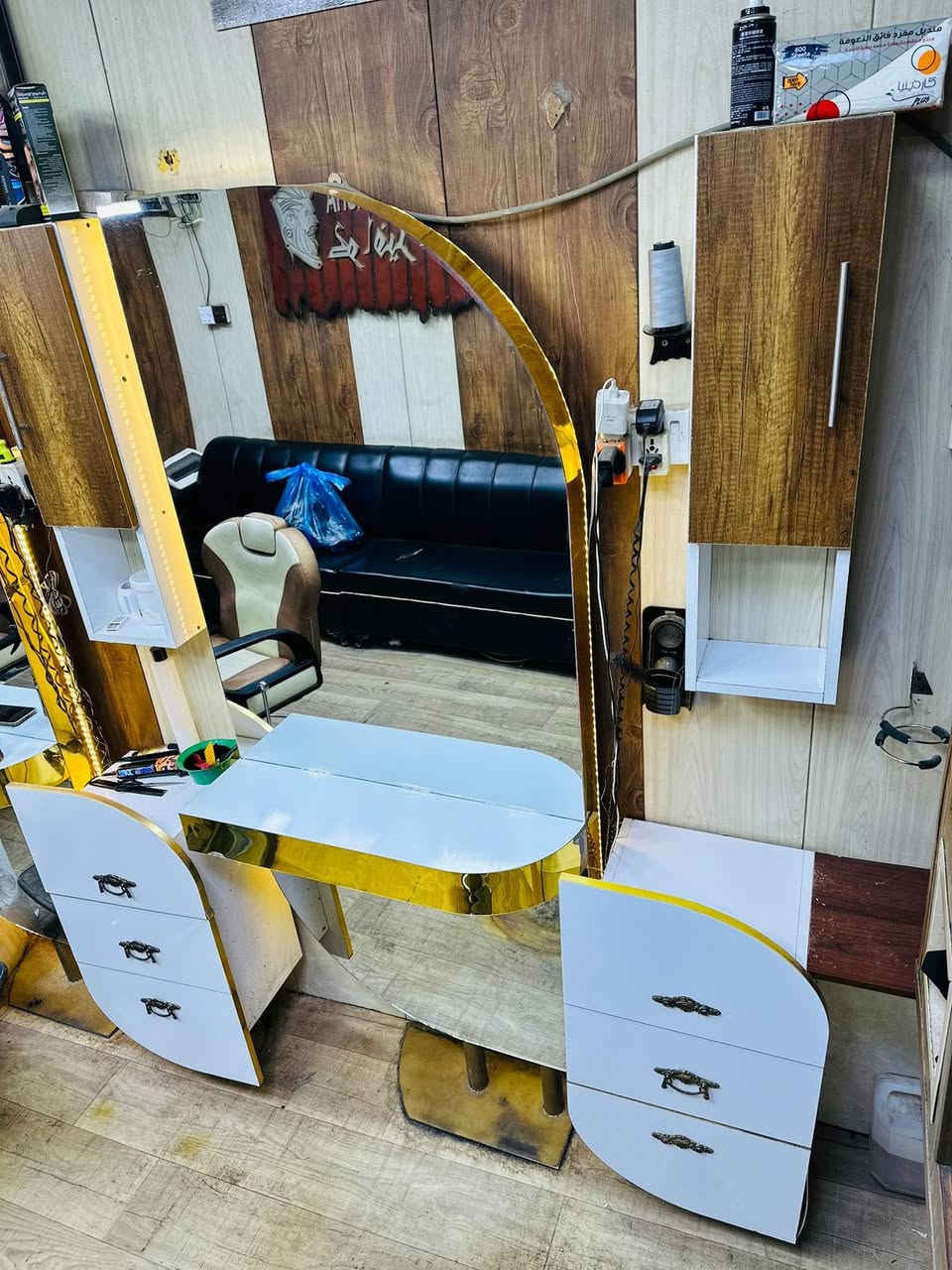 السلام عليكم
(اللهم صلى على محمد وال محمد )
 
للبيع ديكور محل حلاقه استعمال قليل كامل حديث ونظيف 
كراسي حلاقه عدد 3 الكرسي الواحد سعره 100 الف 

مري عدد 3 مع مجراتها ورفوفها  كلهن ب 500 الف قفل 
 قنفات جلد سود عدد 2 50 

مكاني بغداد حي الشباب الي يحب يتفضل خاص


**إذا كنت صاحب هذا الإعلان وتريد حذفه لأي سبب، رجاءا أرسل رسالة إلى الدعم الفني**