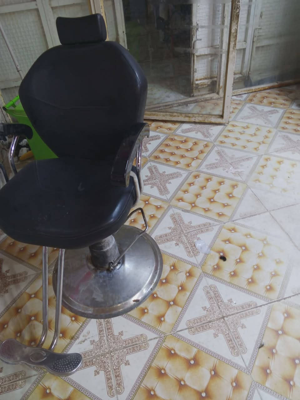 كرسي 💺  حلاقه  مثل ماوضح
بل صور عنوان بصر زبير توصل ***********
