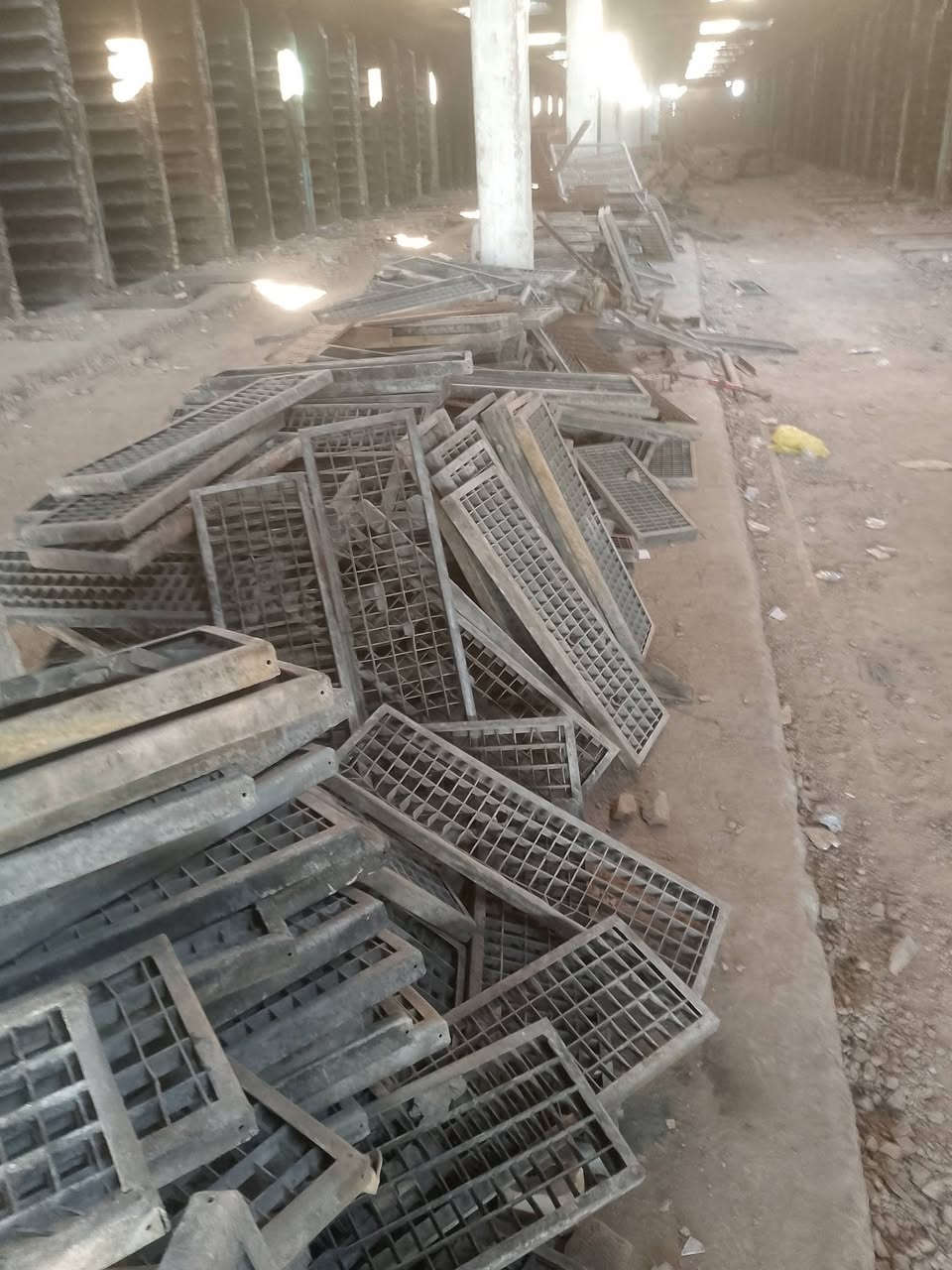 السلام عليكم قطع حديد مشبج وزن القطعه 15 كيلو وقياسها 80×80 مربع سعر القطعة 18 الاف  واكو قطعه متسطيلة 80×30  سعر القطعه 10 الاف العدد الكلي 550 قطعة مكاني بغداد فلكة حي نصر رقم الهاتف ‪***********
