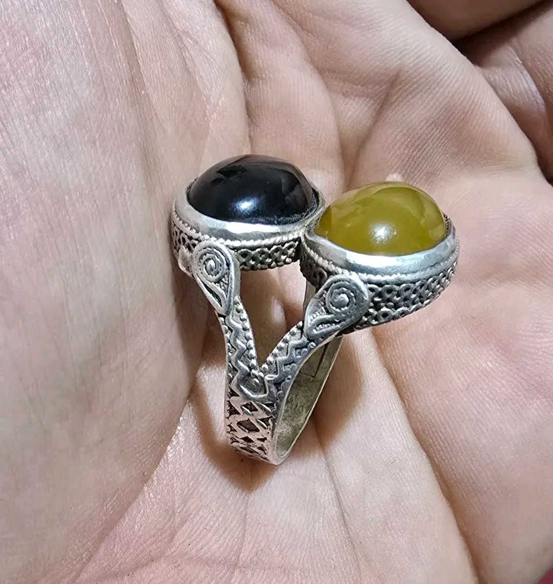 عقيق اصفر + حجر السلوى 
قطعه في منتهى الجمال والروعة 
فضه ٩٢٥
مقاس الخاتم ٢٦ 
للاستفسار والحجز خاص


**إذا كنت صاحب هذا الإعلان وتريد حذفه لأي سبب، رجاءا أرسل رسالة إلى الدعم الفني**