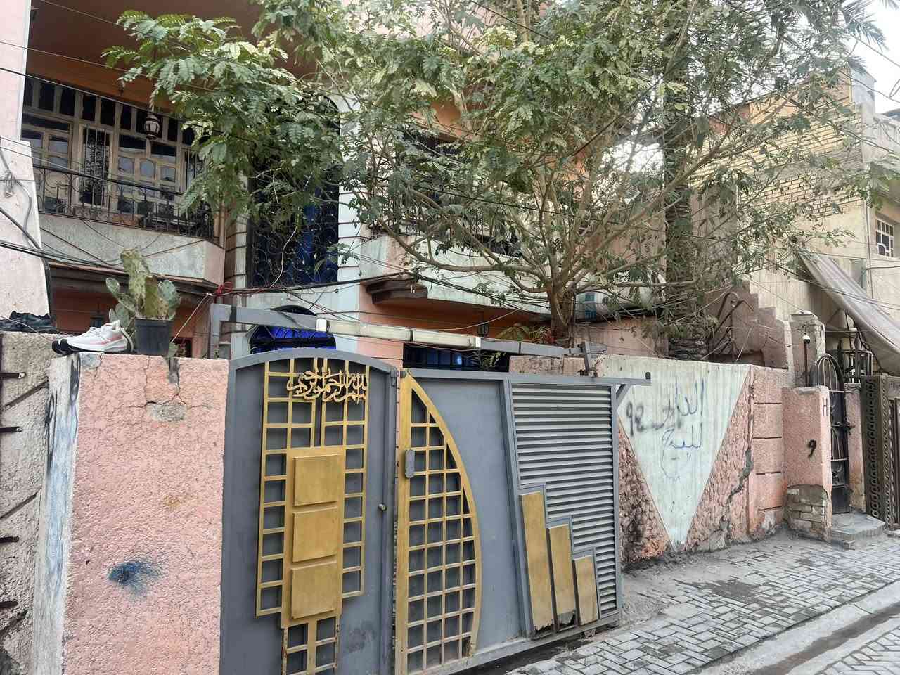 بيت للبيع  في بغداد جديده شارع مسبح قرب افران مسبح محله 715 المساحه 142 متر
عمر البناء 15 سنه كونكريت 
الهاتف ***********
