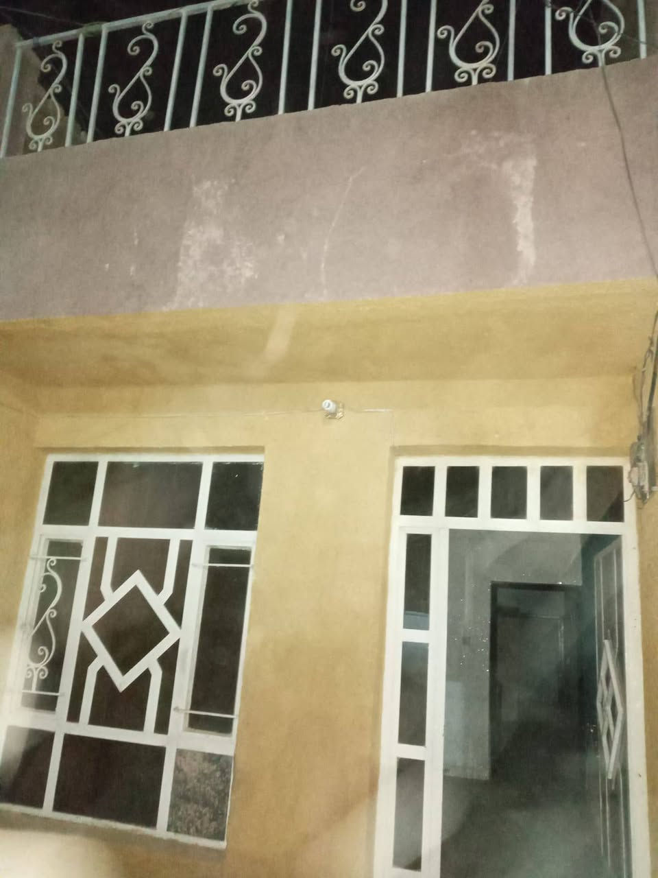 بيت للايجار المساحه 75 م طابق ونص
الطابق الاول يحتوى على غرفه واسستقبال وحولي ووملحقاته والطابق الثاني غرفه نوم فقط العنوان الزعفرانيه شارع الكهرباء قرب حسينيه الامام المهدي عليه السلام مقابل صيدليه زينه 
الايجار 300
للاستفسار ‏‪0771 147 2259‬‏
يوجد واتساب
