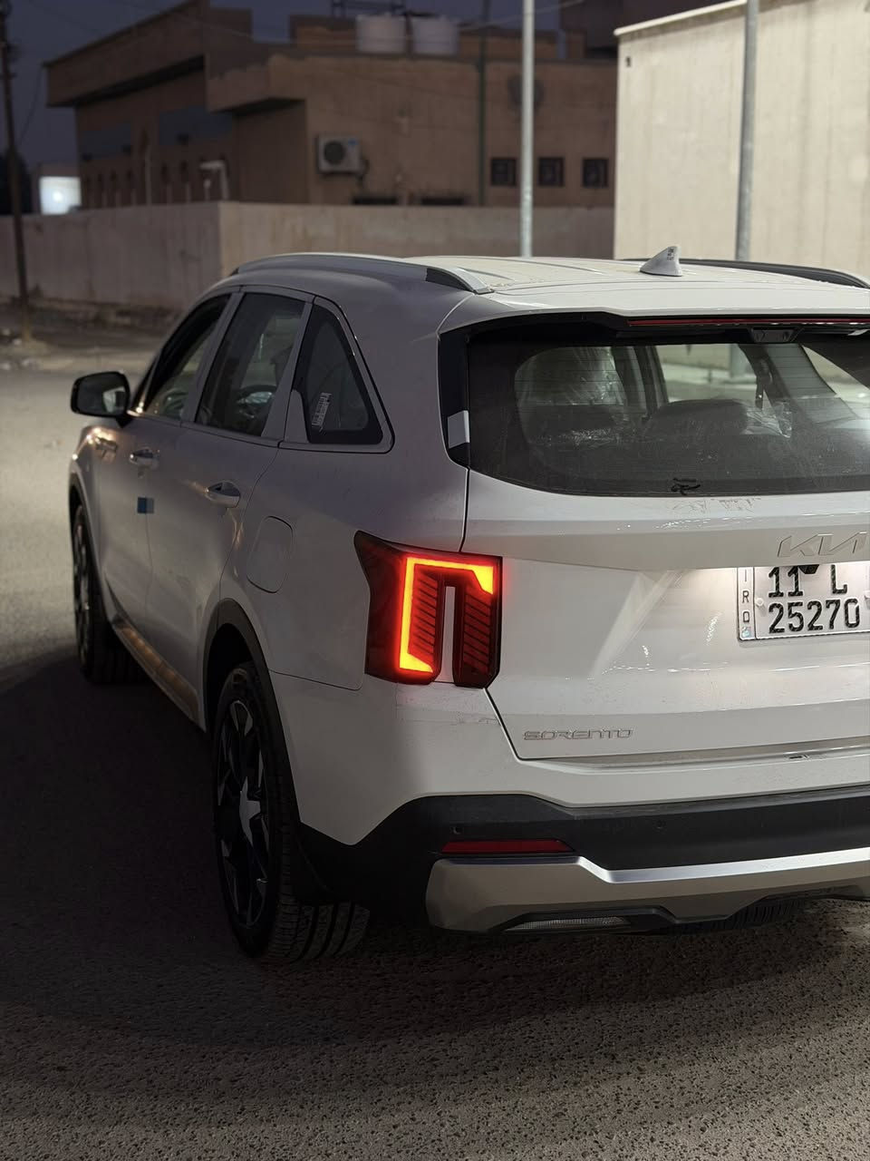 سورنتو 2025 اخت الزيرووو
مرقم بغداد كامل بسمي تايرات بعدهن بخط الشركه 
فابلون شركه بعده على وضع الزيروو 
مواصفات داته شو ويل 20 شاشا كبيره 
بصمه تشغيل عن بعد دبل كامره 
ماوس بردات ابواب جنطه كهرباء 
فولل وبعد بيه هواي مواصفات 
السعر 335 
العنوان بغداد بلديات 
الهاتف ***********
