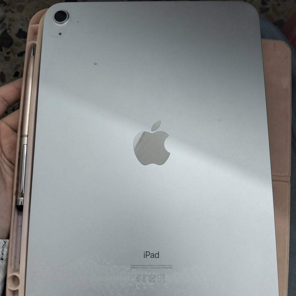مرحبا عندي ايباد جيل 10
ذاكره 256GB
يفيد للدراسه ولاعبين بوبجي 120 فريم
شاحنته الاصليه ويا
بي فطر بسيط وما مأثر على استخدامه 🤍
سعره 800 وبي مجال اخذته قبل شهرين ب 900 لأن اصلي وما مجدد 
تواصل واتساب ***********🤍
