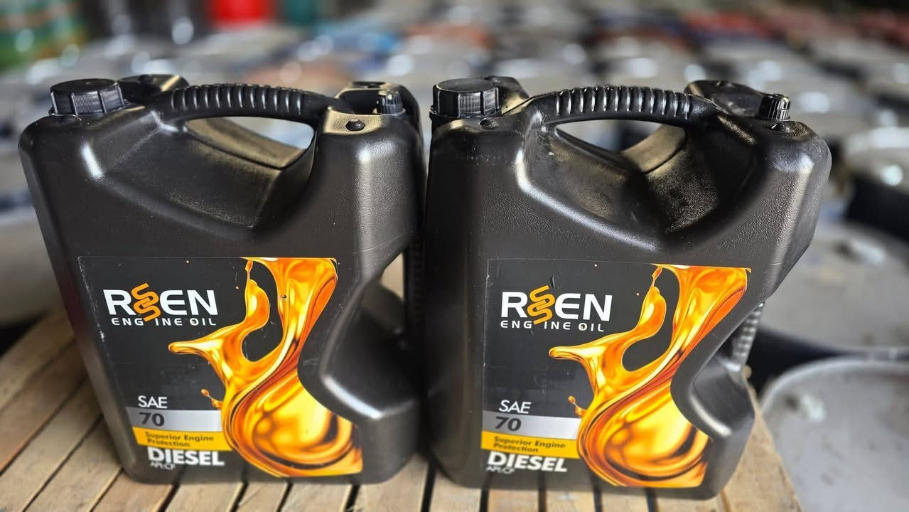 💪 دهن رسن SAE 70 💪
افضل نوعية مجرّبة ومضمونة ✅
مخصص للمعدات الثقيلة والمولدات 🔧
يخدمك لحد ١٧٠ ساعة تشغيل ⏱️
وللسيارات الكبيرة يوصل لحد ٥٠٠٠ كيلومتر 🚛

يحتوي على مواد مانعة للانجماد 🧊
ومواد تنظيف داخل المحرك تحافظ على قوته وعمره 💥

🔥 جربه وشوف الفرق بنفسك … دهن رسن "قوّة تدوم أكثر" 💪
📦 للاستفسار والطلب راسل الصفحة او تواصل معنا عبر الواتساب ! 
***********
***********
