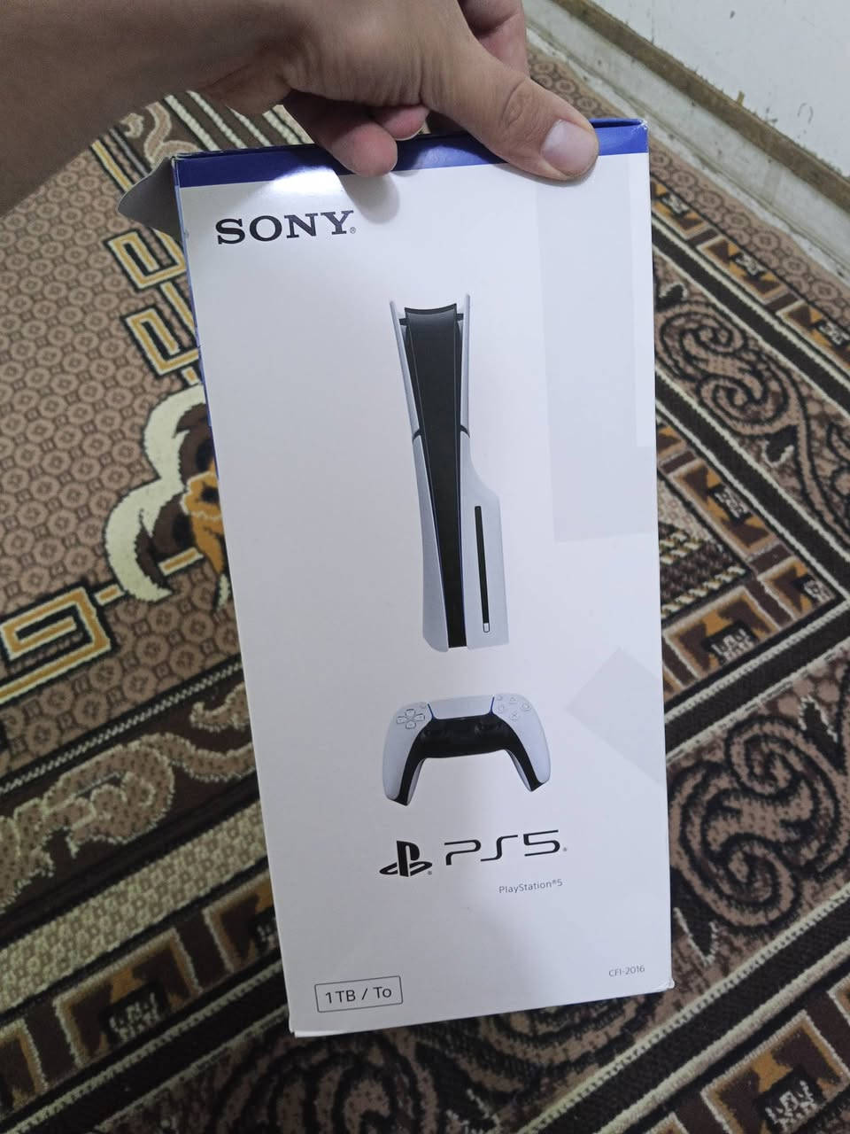 للبيع: PlayStation 5 Slim نظافة تامة
الحالة:  جديد فتح كارتونه استخدام اقل الشهر وبكامل ملحقاته الأصلية ويه الكارتونه.
 المواصفات والمميزات:
 * الموديل: PS5 Slim بمدخل أقراص.
 * المساحة التخزينية: 1 تيرا بايت (1TB SSD).
 * الملحقات:
   * يدة تحكم DualSense الأصلية مال جهاز (بيضاء) بحالة ممتازة.
   * جميع الكابلات الأصلية (Power, HDMI, USB).
   * الكرتون الأصلي متوفر وجديد.
 * إضافة مميزة: متوفر مع الجهاز UPS ماركة Farber (موديل 1500VA/720W) للحماية من انقطاع التيار الكهربائي المفاجئ وضمان سلامة الجهاز. السعر 750 الف وبي مجال بسيط
***********
