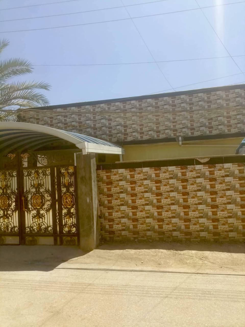 سلام عليكم دار للبيع في بدايه حي ابوصديره قريب المنتزه المساحه ٢٠٠متر طابو صرف يتكون الدار من غرفتين وصاله واستقبال ومطبخ وطارمه علما أن الدار ترميم كامل ومكان هادئ ومرتب اللأستفسار ***********
