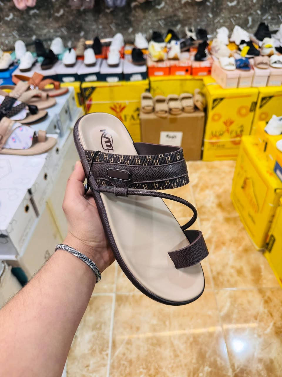 #جديدنا_اليوم_في_محلات_ابو_زهراء_العبيدي_تكريت❤️✅

#شحاطات_رجاليه_نزاكه_وخف_عدة_موديلات❤️👌❤️


**إذا كنت صاحب هذا الإعلان وتريد حذفه لأي سبب، رجاءا أرسل رسالة إلى الدعم الفني**