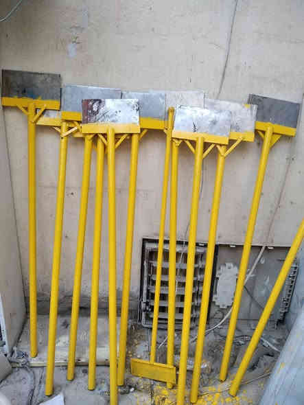 متوفر قاشطة الطين وجرافة الاسمنت كميات للبيع لاصحاب المحلات  بابل حي الامام علي ***********
