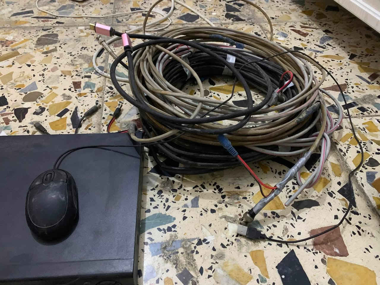 كامرات عدد 3 +بطاريه +ويارات مع فيش مع ديفيار مع موس مع شاشه كل هي المجموعه دهوه مع شاشه العنوان دوره كراره ***********
