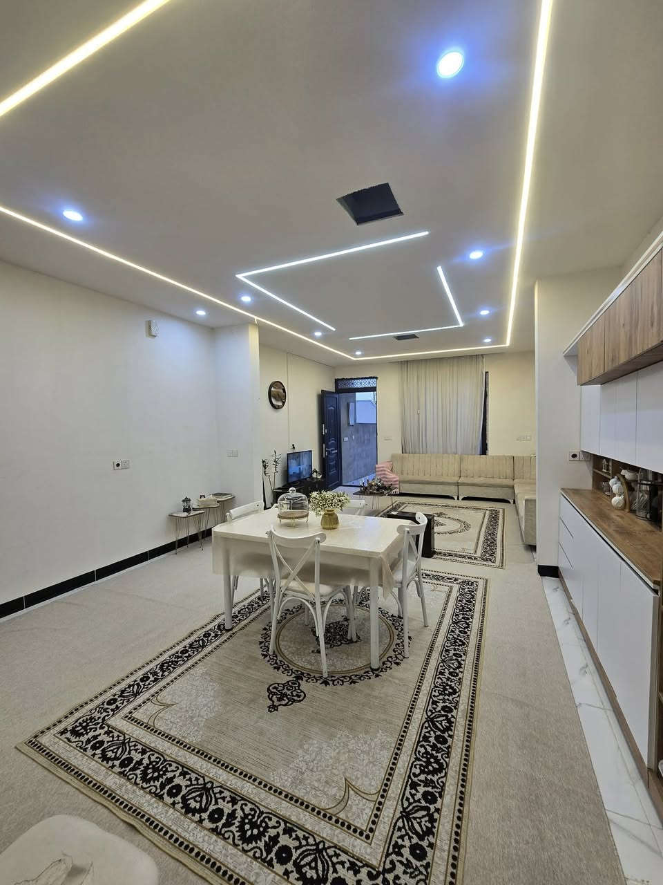 اعلان رقم (1889)📢📢📢
_________________
دار للبيع مساحة 100 متر 
فول سيراميك بناء حديث 
الموقع بنجاعلي 
قرب جامع بلال الحبشي 
استفسار 
***********
***********
