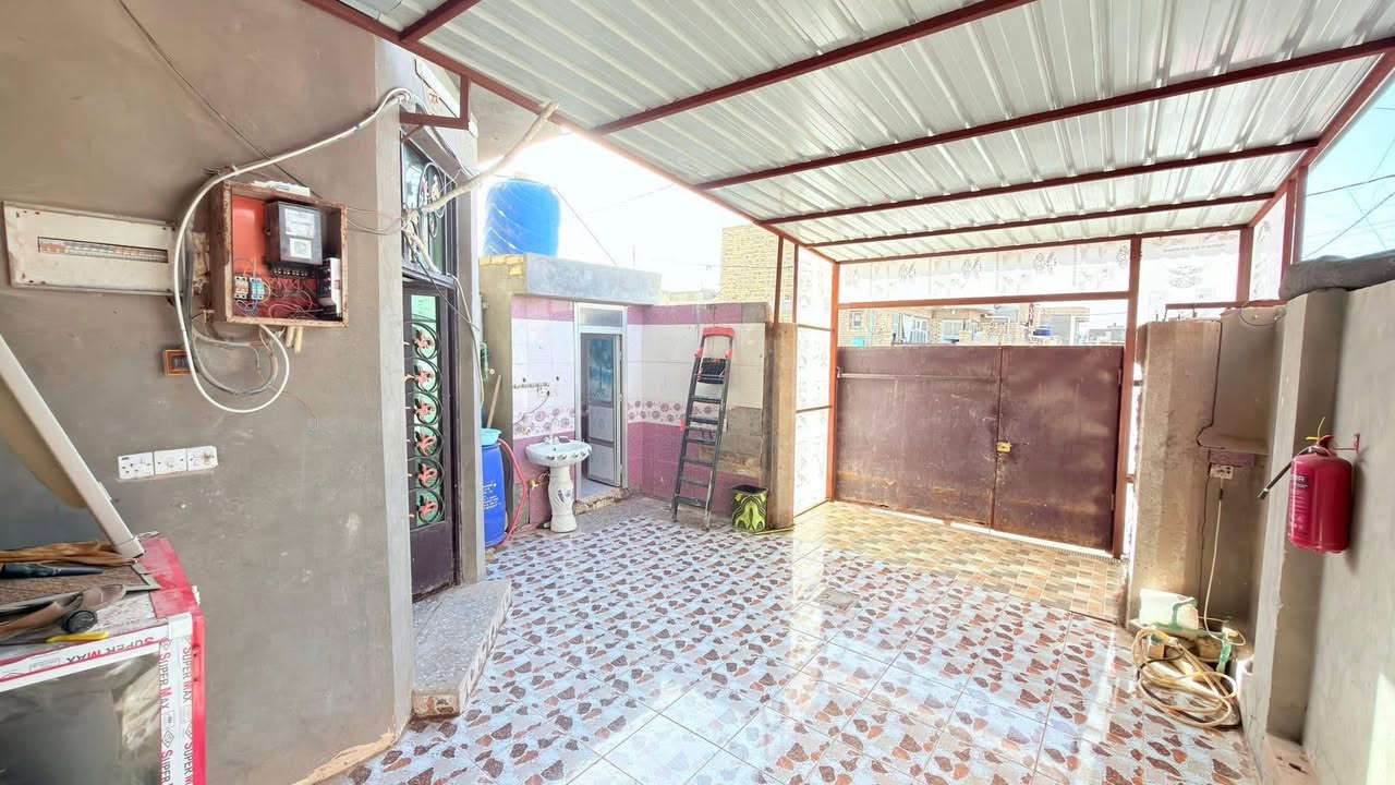 بيت للبيع 150 متر طابقين بناء درجة اولى في العسكري مقابل مدرسة المنار على شارع 15 ✅
༺༻༺༻༺༻

#طابــــــــــــو صــــــرف 

༺༻༺༻༺༻

اساس رفـــــــت

بناء طابــــــــوق 

سقف صب للطابقين 

ارضيـــــــة كاشي اربيل الدرجة الاولى 

༺༻༺༻༺༻

الطابق الاول 

غرفة نوم 

استقبال صالة 

مطبخ حار وبارد 

مجمع حمام وصحيات داخلي وخارجي 

نقوش وديكورات مغربية 

كراج سيارة 

༺༻༺༻༺༻

الطابق الثاني 

3 غرف نوم 

صالة مجمع حمامات وصحيات 

ارضية بورسلين 

السقف اشتايكر 

درج صب للطابق الثاني 

༺༻༺༻༺༻

البيت نظيف جداً وجاهز للسكن بدون نقص 

༺༻༺༻༺༻

السعر 133 وبيه مجال بسيط للشراي ✅

༺༻༺༻༺༻

***********
