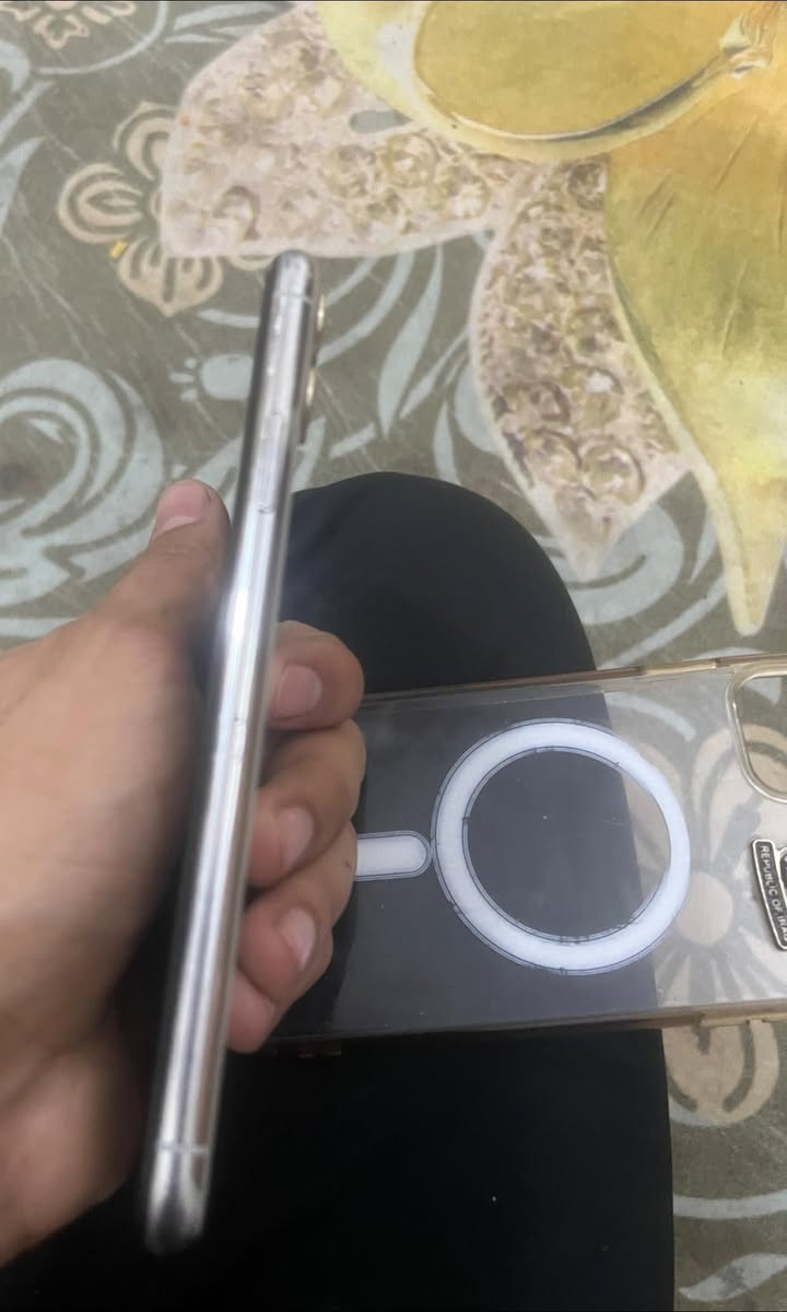 ايفون ١١ برو ماكس للبيع نضيف مبدل فقط شاشه بلاديه مكاني بصره قبله ***********
