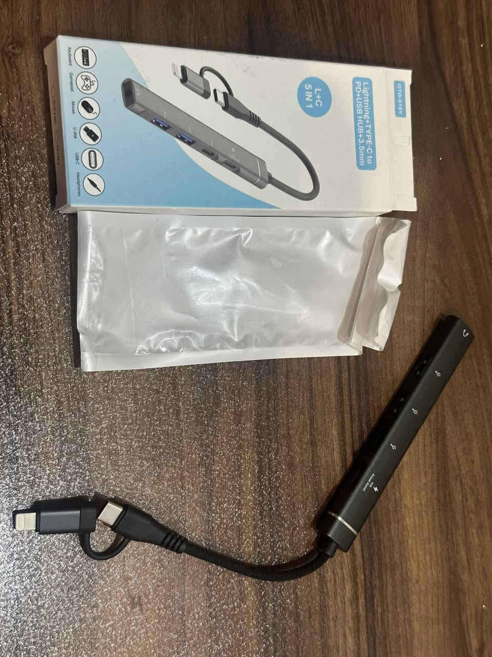 سماعات وايرات ٣ قطعة
بلوتوز ادابتر ugreen ٥.٤ و يدعم Aptx 
ادابتر تايب سي و لايتنينك otg ل سماعات و مايك و نقل بيانات
٢ كيبل تايب سي ٢٤٠ وات ugreen و baseus


**إذا كنت صاحب هذا الإعلان وتريد حذفه لأي سبب، رجاءا أرسل رسالة إلى الدعم الفني**