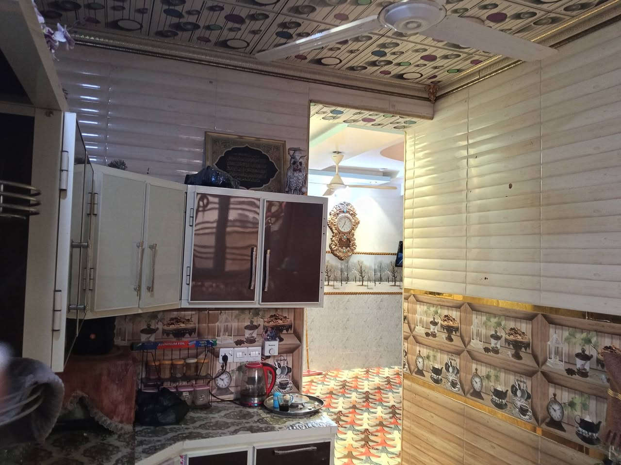 سلام عليكم عندي بيت البيع 150متر ابيت جديد قاطين غرف اربعه واستقبال ومطبخ وحمامات  ثلاثه مكانه بل مصاليخ قرب حسينيه البو ناصر وليحب يتصل على هاذا الرقم  ***********
