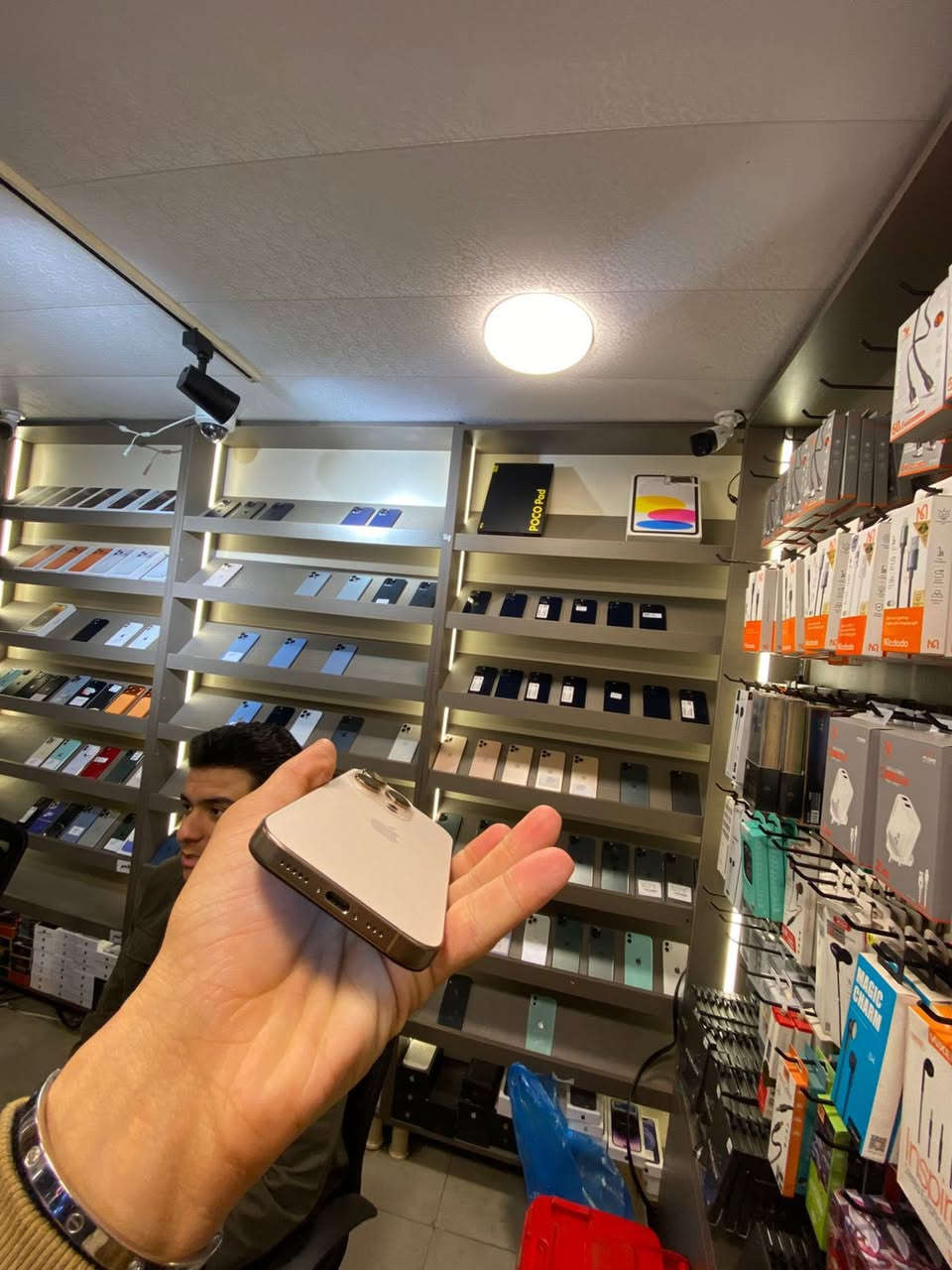 � للبيع: آيفون 16 برو (مو ماكس)
جهاز نظيف جداً والاستخدام خفيف، فرصة ممتازة للي يريد جهاز حديث بسعر مناسب.

المواصفات:
 • الموديل: آيفون 16 برو
 • السعة: 256GB
 • صحة البطارية: 94%
 • عدد مرات الشحن: 312 مرة فقط
 • تم تبديل الشاشة فقط
 • الجهاز شغال ممتاز وما بيه أي مشاكل

📍 الموقع: البصرة
📞 رقم الهاتف: ***********
💵 السعر : 850 ألف
سبب البيع: بحاجة إلى سيولة (فلوس).
✨ الجهاز نظيف وجاهز للاستخدام
