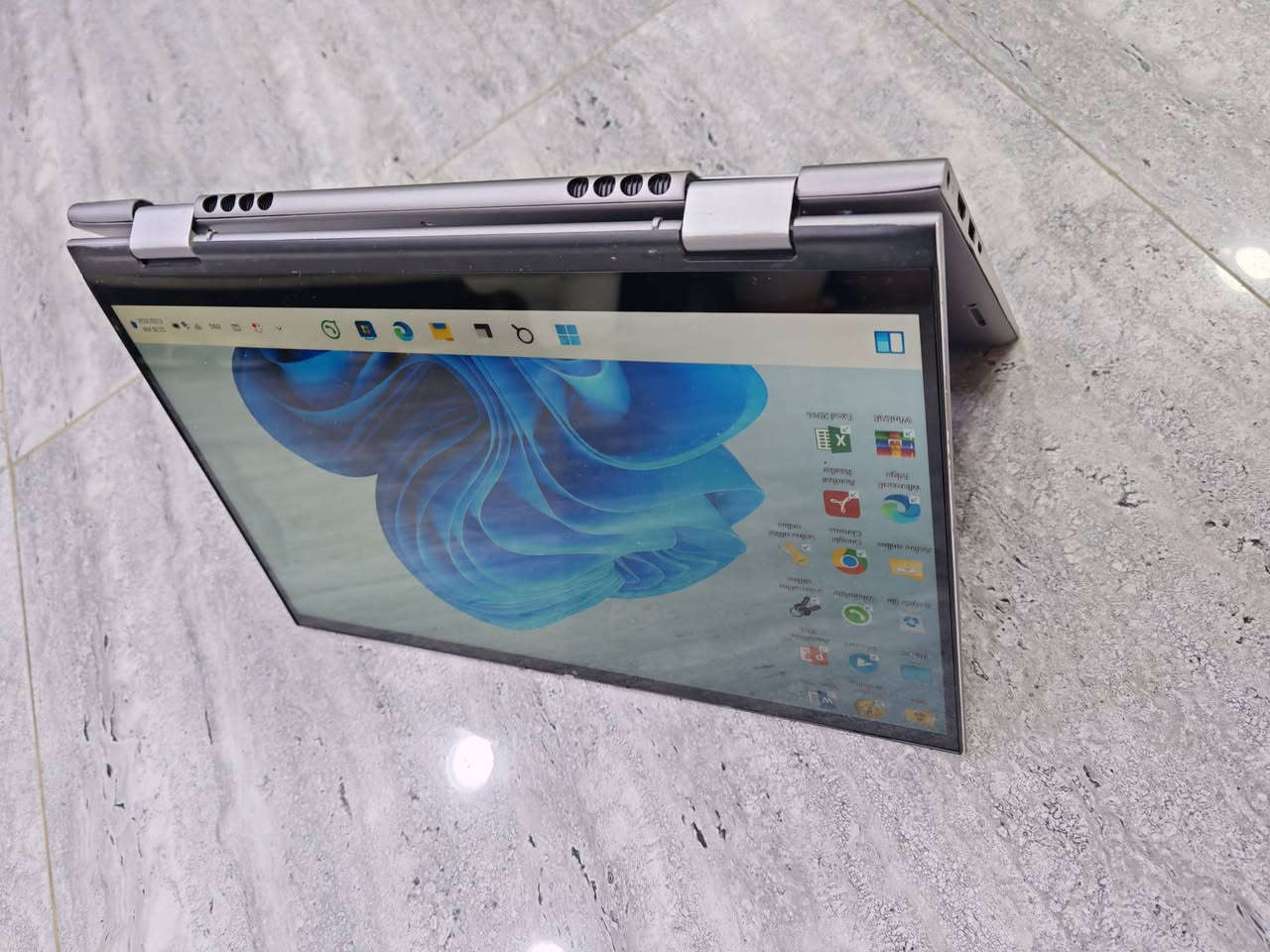 💻 لابتوب Dell Vostro 5410 2-in-1: الأداء الأنيق بين يديك!
​هل تبحث عن جهاز يجمع بين الفخامة، السرعة، والمرونة في العمل؟ نقدم لك Dell Vostro 5410 بحالة ممتازة جداً وبمواصفات تضمن لك إنتاجية عالية.
​⚙️ المواصفات الفنية:
​المعالج: Intel 11th Generation (أداء سريع ومستقر).
​كرت الشاشة: Intel Iris Graphics.
​الرام: 8GB DDR4 (قابلة للتطوير).
​الهارد: 256GB SSD (فائق السرعة وقابل للتطوير).
​الشاشة: 14 بوصة بحجم مثالي للتنقل والعمل.
​النظافة: 97% (جهاز بحالة ممتازة).
​💰 السعر: 430,000 دينار عراقي فقط.
​✅ لماذا تشتري من مكتبنا؟
​الشفافية أولاً: يحق للزبون فحص الجهاز والتأكد من سلامته أمام المندوب عند الاستلام.
​ضمان حقيقي: ضمان استبدال لمدة 7 أيام (في حال وجود أي خلل مصنعي).
​📞 للحجز أو الاستفسار:
يرجى مراسلتنا عبر رسائل الصفحة، أو التواصل معنا مباشرة عبر واتساب:
***********
​#Dell #Vostro5410 #2in1 #11thGeneration #Laptop #بغداد #العراق #مكتب_اليسر #لابتوب #عروض_لابتوب #DellVostro
