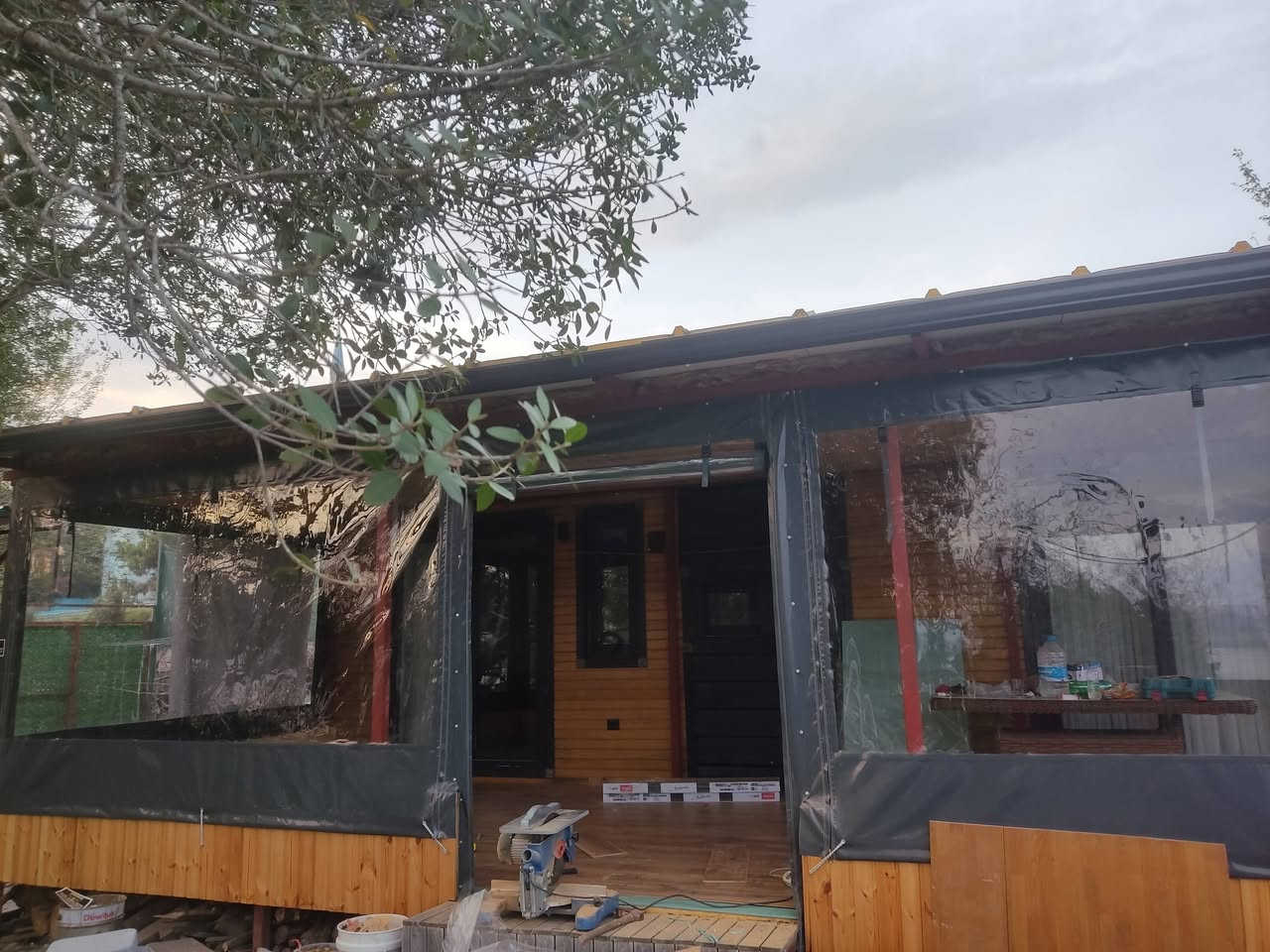 السلام عليكم ورحمة الله
اخوان محتاج شغل اني اسطة أكواخ وكرفانات سياحية تركية ثابت ومتنقل  وهذا نموذج من شغلي بالإضافة إلى شغل الباركيه الخشب الديكور بديل الرخام وبديل الخشب واعرف باللحيم واصبغ رش بالمسدس المهتم يتواصل وياي على الخاص او على الرقم ***********
