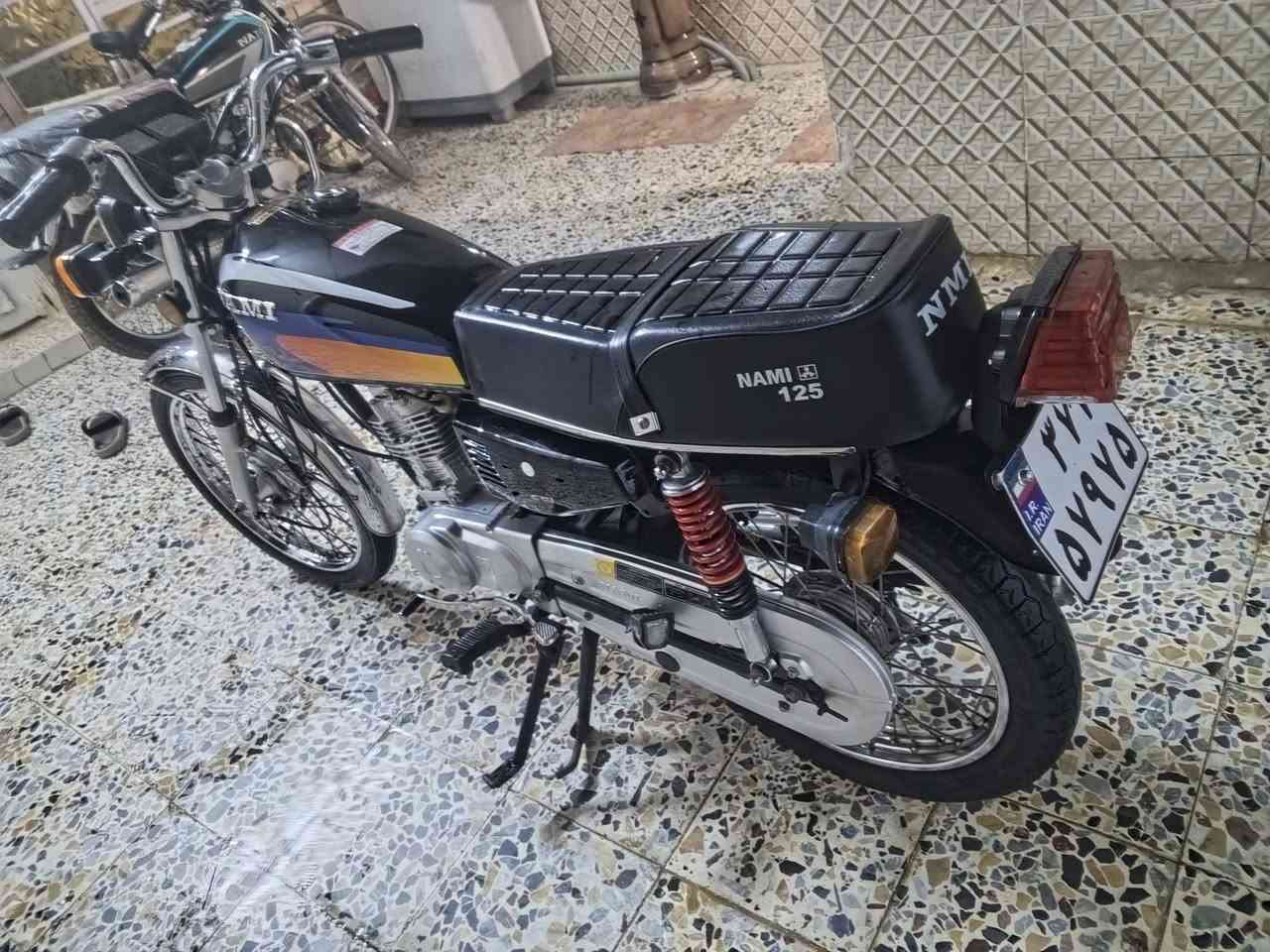 سلام عليكم دراجه نامه شلامجه باب اول نضيفه محركه صالي ربع تشر من شاده مكفوله كهربياته شغاله ما ناقصه برغي نضيفه دراجه مكاني عماره سعر 650 وبيه مجال قليل دراجه بدون ومكفواله عشاير رقمي وتساب بس ***********
