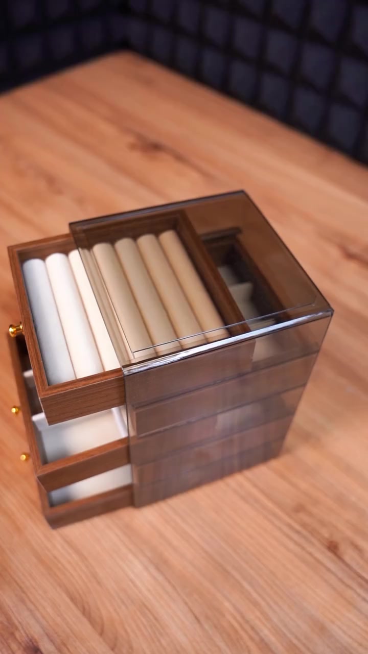 منظم مجوهرات خشبي فاخر بخمسة أدراج

الاستخدامات:

منظم شامل للخواتم، الأقراط، السلاسل، الساعات، والأساور.

مثالي للحفاظ على المجوهرات مرتبة، خالية من التشابك والغبار.

قطعة ديكور أنيقة وعملية لسطح التسريحة.

المميزات:

تصميم خشبي فاخر بلون داكن يضيف لمسة ملكية.

5 أدراج شفافة لرؤية المحتويات بسهولة.

كل درج يتميز بتقسيم داخلي مختلف لتناسب جميع أنواع المجوهرات (أقسام للخواتم، أقسام للسلاسل، إلخ).

مبطن بمخمل ناعم فاتح اللون لحماية المجوهرات من الخدوش.

مقابض ذهبية صغيرة وأنيقة سهلة الاستخدام.

غطاء علوي شفاف لرؤية الدرج العلوي بوضوح.

محتويات الصندوق:

منظم مجوهرات خشبي داكن بـ 5 أدراج.

الملاحظات:

سهولة التنظيف بقطعة قماش ناعمة.

حماية المجوهرات من الخدوش بفضل التبطين المخملي.

تصميم عمودي موفر للمساحة بـقياسات مثالية.

القياسات:

قياس الكارتون: 20 × 15 × 15 سم.

قياس المنتج: 13 × 13 × 19 سم.

قياس الجرارات: 12.5 × 12.5 × 3 سم.
بسعر 20.000فقط


**إذا كنت صاحب هذا الإعلان وتريد حذفه لأي سبب، رجاءا أرسل رسالة إلى الدعم الفني**