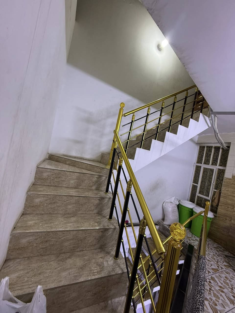 دار سكني للبيع – البلديات (UN) مقابل الجسر
📍 ثاني فرع خلف مقهى عيون البلديات
📐 المساحة:  متر 75
 – الواجهة(4)اله ربع  × النزال20 
🏗️ بناء  – مسلح
🔹 الطابق الأول:
، استقبال،، غرفة نوم، صحيات، مطبخ، ترك.
🔹 الطابق الثاني:
هول، صحيات، 2 غرف نوم.

بيتونة + غرفة نوم واحدة.
دار مرتب وموقع مميز مقابل الجسر، قريب من الخدمات ومناسب للسكن العائلي.
📞 للاستفسار والتفاصيل:***********
📲 متوفر واتساب أيضًا
